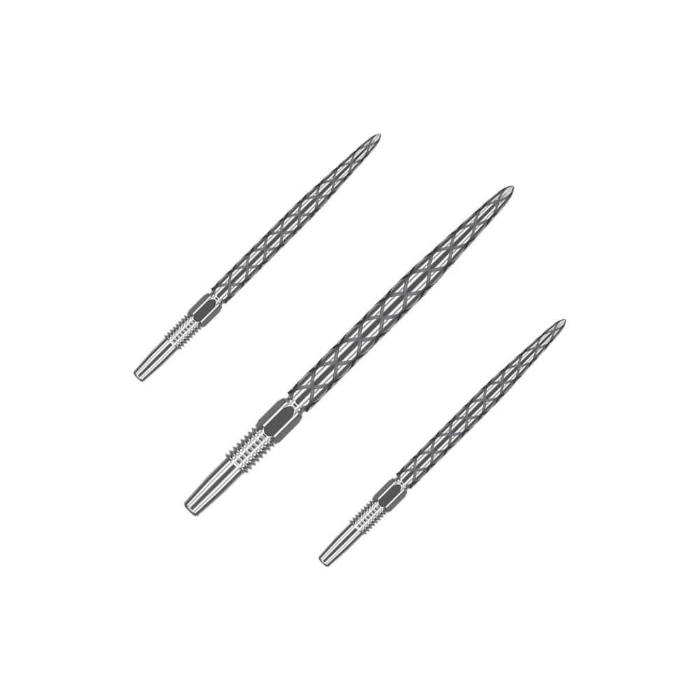 Zaměřte hroty šipek Swiss Diamond Pro Silver Points Auf dem Bild sind drei silberne Dartspitzen mit einem rautenförmigen Muster zu sehen. Sie liegen parallel nebeneinander auf einem grünen Hintergrund.