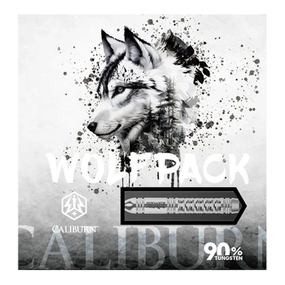 Das Bild zeigt die Verpackung der "Caliburn Wolfpack W1 Steeldarts - 23,5g". Auf der Vorderseite ist ein Wolfskopf zusammen mit einem abgebildeten Dartpfeil und dem Hinweis "90% Tungsten" zu sehen.