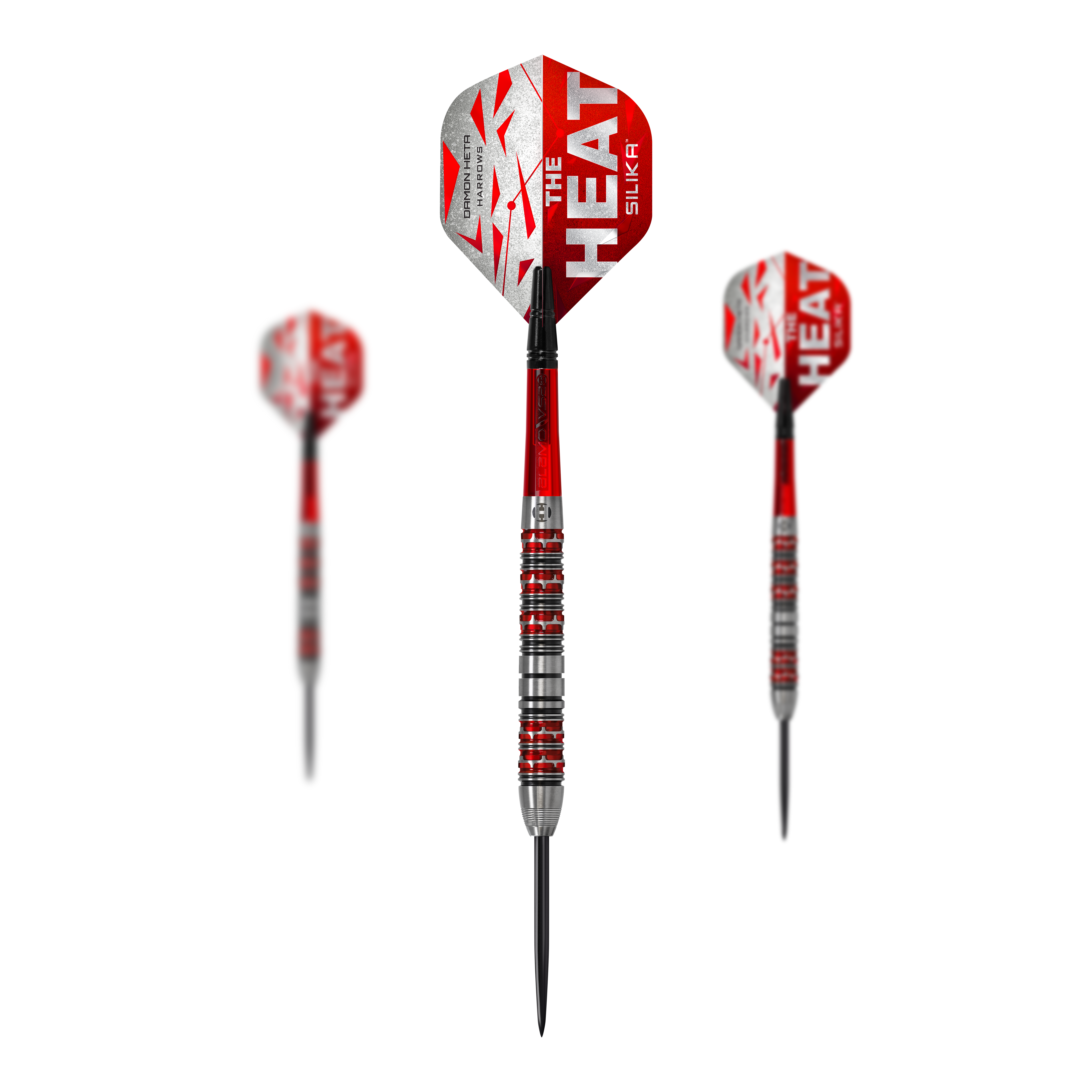 Ocelové šipky Harrow's Damon Heta Series 3 Auf dem Bild sind drei Steeldarts des Produkts "Harrows Damon Heta Series 3" zu sehen. Die Darts haben rote und silberne Designs mit der Aufschrift "THE HEAT" auf den Flights.
