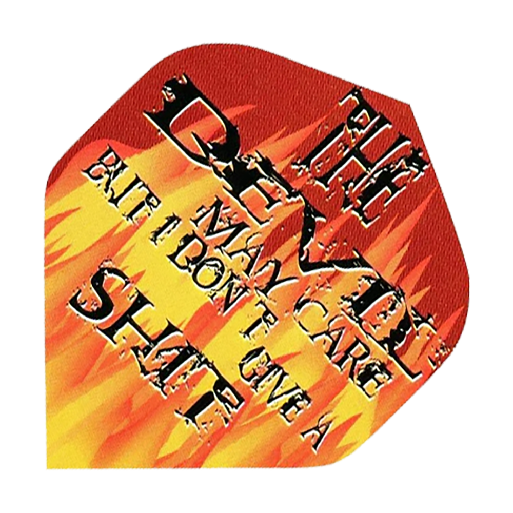 Lety do pětiboje Ďábel se může starat Das Bild zeigt ein Dart-Flight mit Flammenmotiv und auffälligem Schriftzug. Auf dem Flight steht: "THE DEVIL MAY CARE BUT I DON'T GIVE A SHITE".