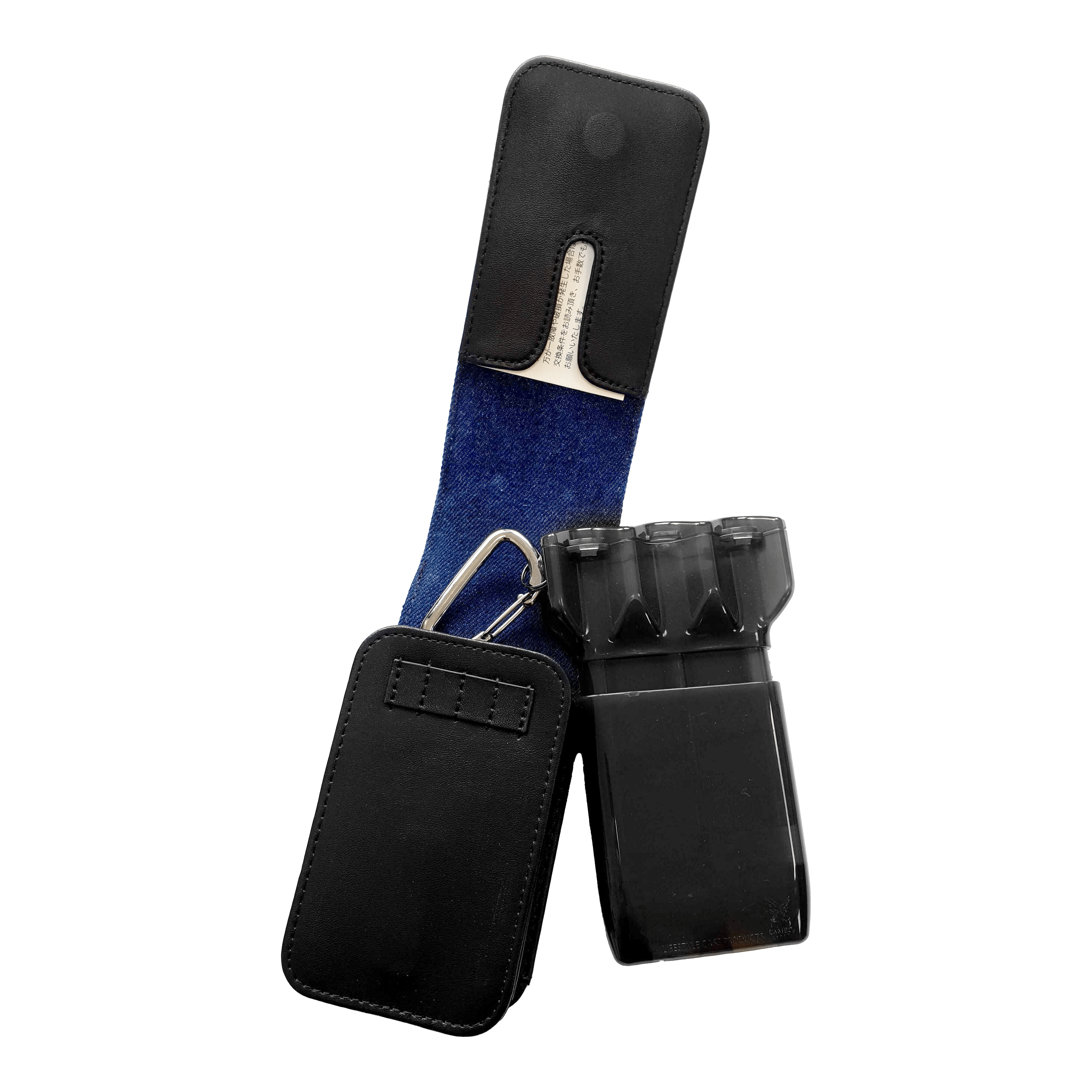 Pouzdro na šipky Cameo Acento Denim Auf dem Bild ist ein schwarzes Dart-Etui mit blauem Innenfutter zu sehen. Das Etui ist geöffnet und zeigt einen darin befindlichen schwarzen Behälter für Darts.