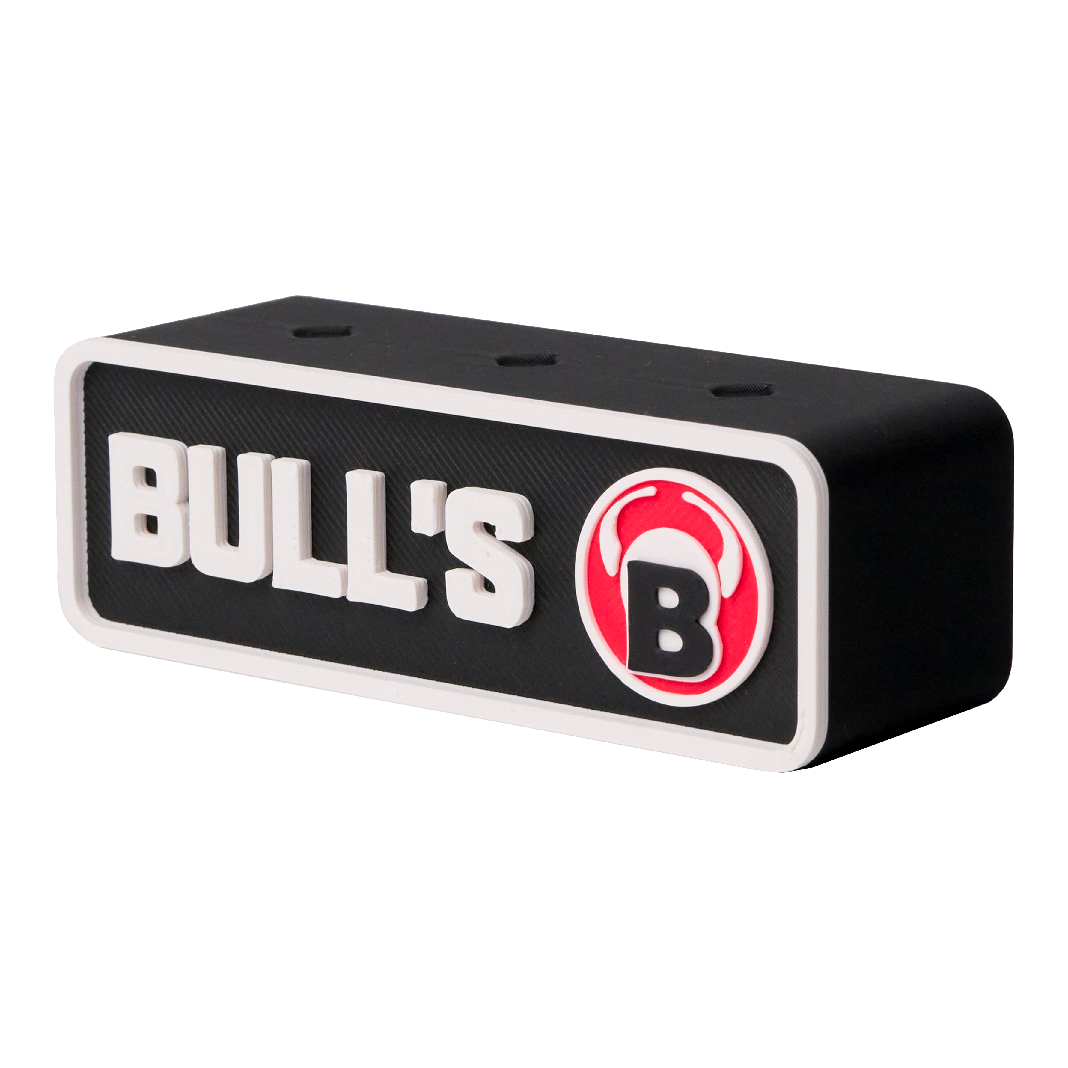 Das Bild zeigt einen schwarzen Dartshalter mit der Aufschrift "BULL'S" und einem roten Bullenkopf-Logo. Der Halter ist rechteckig und hat drei Löcher auf der Oberseite für Darts.