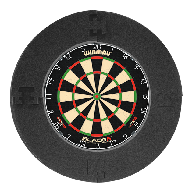 Das Bild zeigt das Winmau Blade 6 Bundle mit 12 McDart Steeldarts und einem schwarzen Catchring. Es handelt sich um ein Set für Dartspieler.
