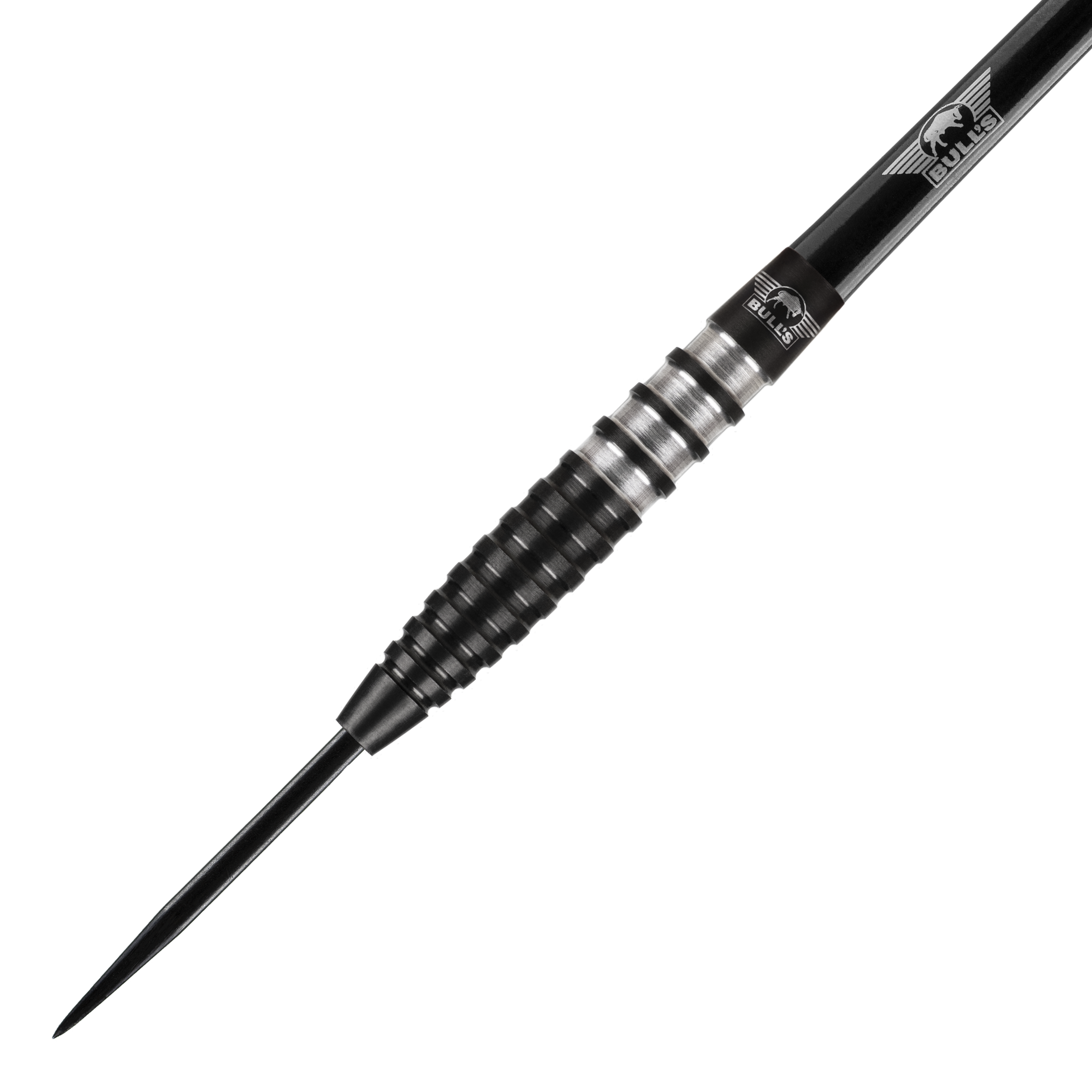 Šipky Bulls NL Lightning černé ocelové Das Bild zeigt einen schwarzen Steeldart der Marke Bulls NL mit gerilltem Griff. Die Spitze und der Schaft sind ebenfalls schwarz, und das Bulls-Logo ist auf dem Schaft zu sehen.