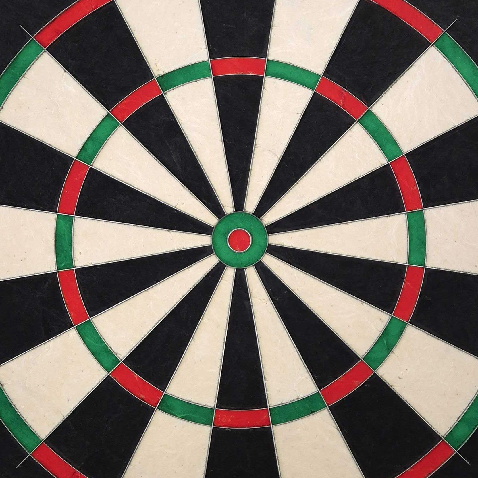 Das Bild zeigt das Produkt "Mission Samurai Infinity Steeldartboard". Die Dartscheibe hat ein klassisches Design mit schwarzen, weißen, roten und grünen Segmenten.
