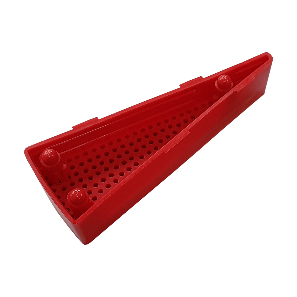 Das Bild zeigt ein rotes Ersatzfeld für das Granboard 132. Es ist dreieckig geformt und hat viele kleine Löcher auf der Oberfläche.