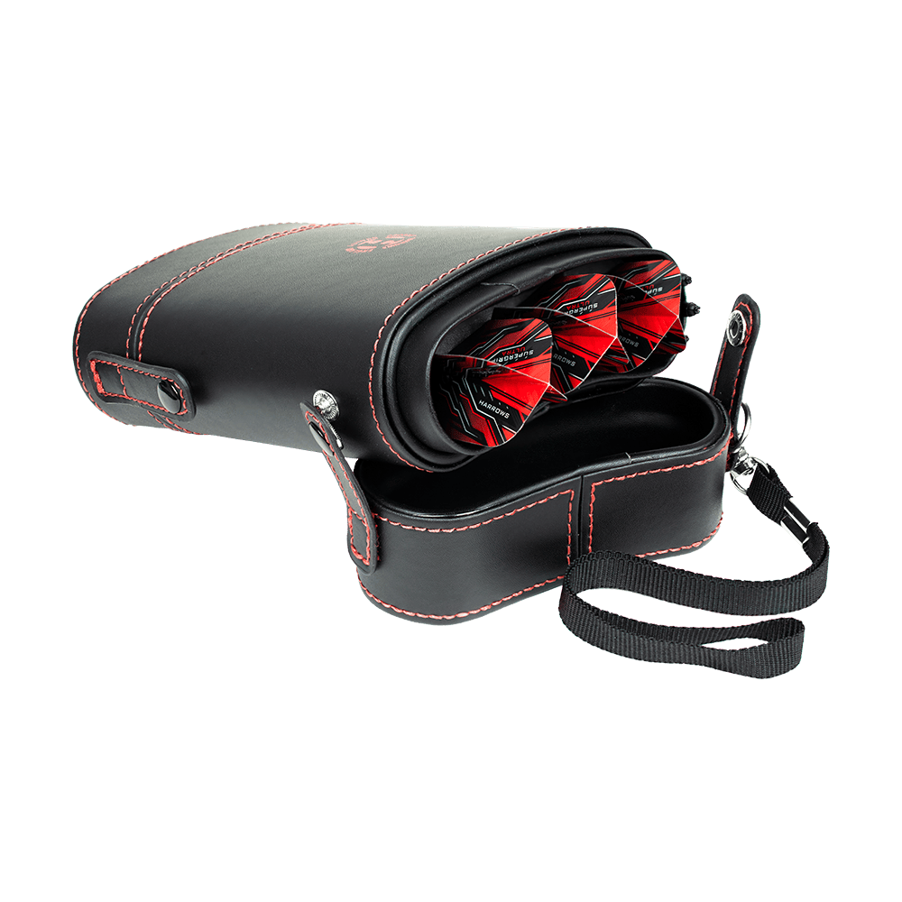 HRT-16402_Harrows_Prima_Dartcase_Red_4 Das Bild zeigt das Harrows Prima Dartcase, ein schwarzes Etui mit roten Nähten. Im geöffneten Etui sind drei komplett zusammengebaute Dartpfeile zu sehen.