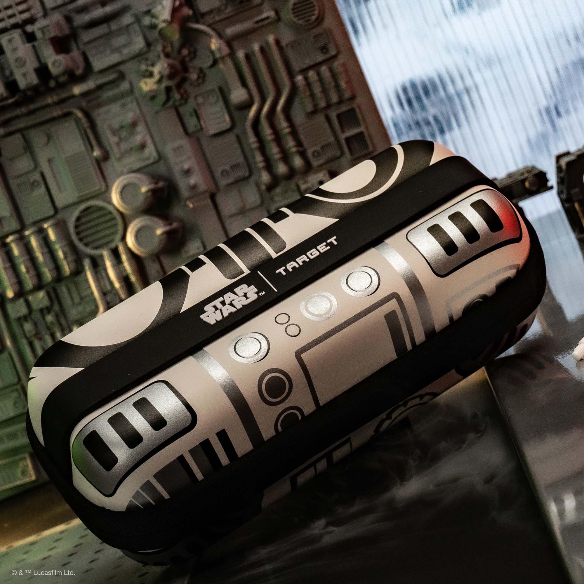 Pouzdro na šipky Target Star Wars Boa – Stormtrooper Das Bild zeigt das Target Star Wars Boa Dartcase im Stormtrooper-Design. Es ist ein spezialisiertes Etui zur Aufbewahrung von Darts, inspiriert von Star Wars.