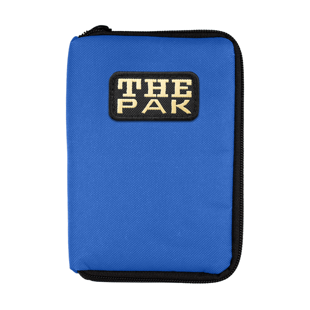 707TP_The_Pak_Dartcase_Blau_1 Das Bild zeigt ein blaues Etui mit einem schwarzen Reißverschluss. Auf der Vorderseite befindet sich ein Patch mit der Aufschrift "THE PAK".