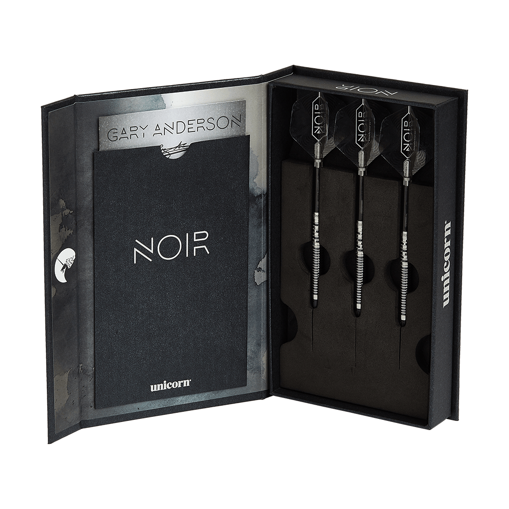 23831_Unicorn_Noir_Gary_Anderson_Phase_5_Softdarts_3 Die Abbildung zeigt ein Set der „Unicorn Noir Gary Anderson Phase 5 Softdarts“ in einer eleganten Box. Im rechten Teil der Schachtel sind drei schwarze Darts ordentlich nebeneinander platziert.
