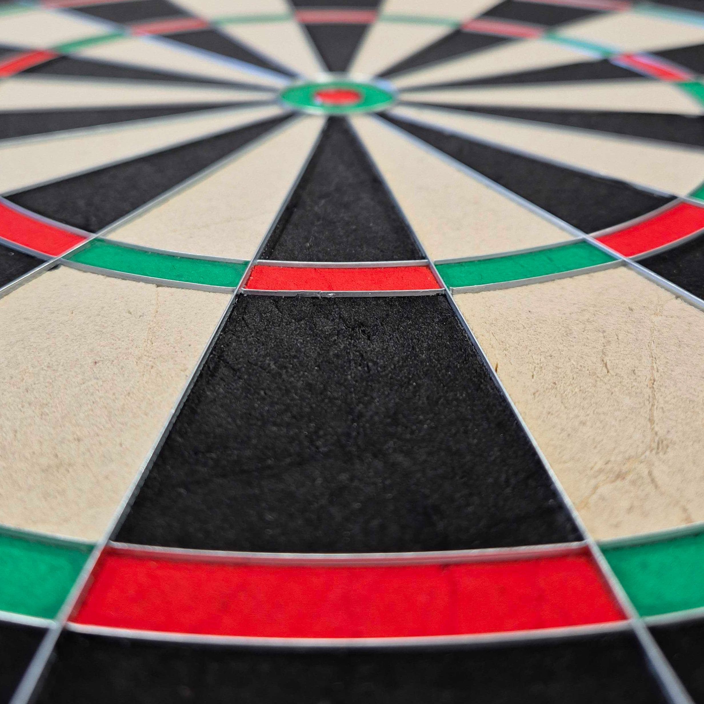 Ocelový terč GOAT Proscore PWR Abgebildet ist das GOAT Proscore PWR Steeldartboard. Das Steeldartboard eignet sich perfekt für professionelles Dartspiel.