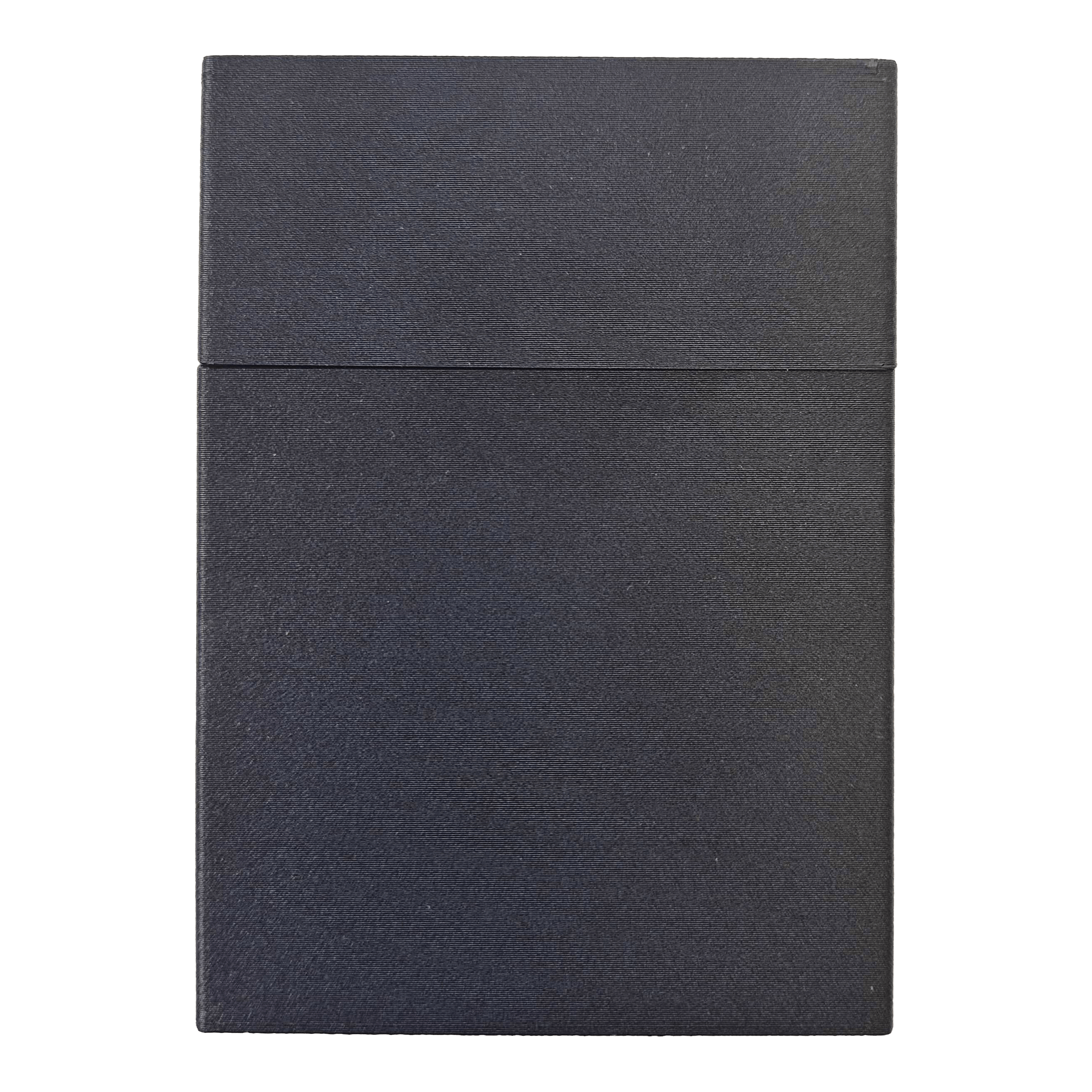 Pouzdro na šipky Smoke 180 s vlastním designem - černé Das Smoke 180 Dartcase in Schwarz mit individuellem Muster ist zu sehen. Das Case wirkt robust und rechteckig.
