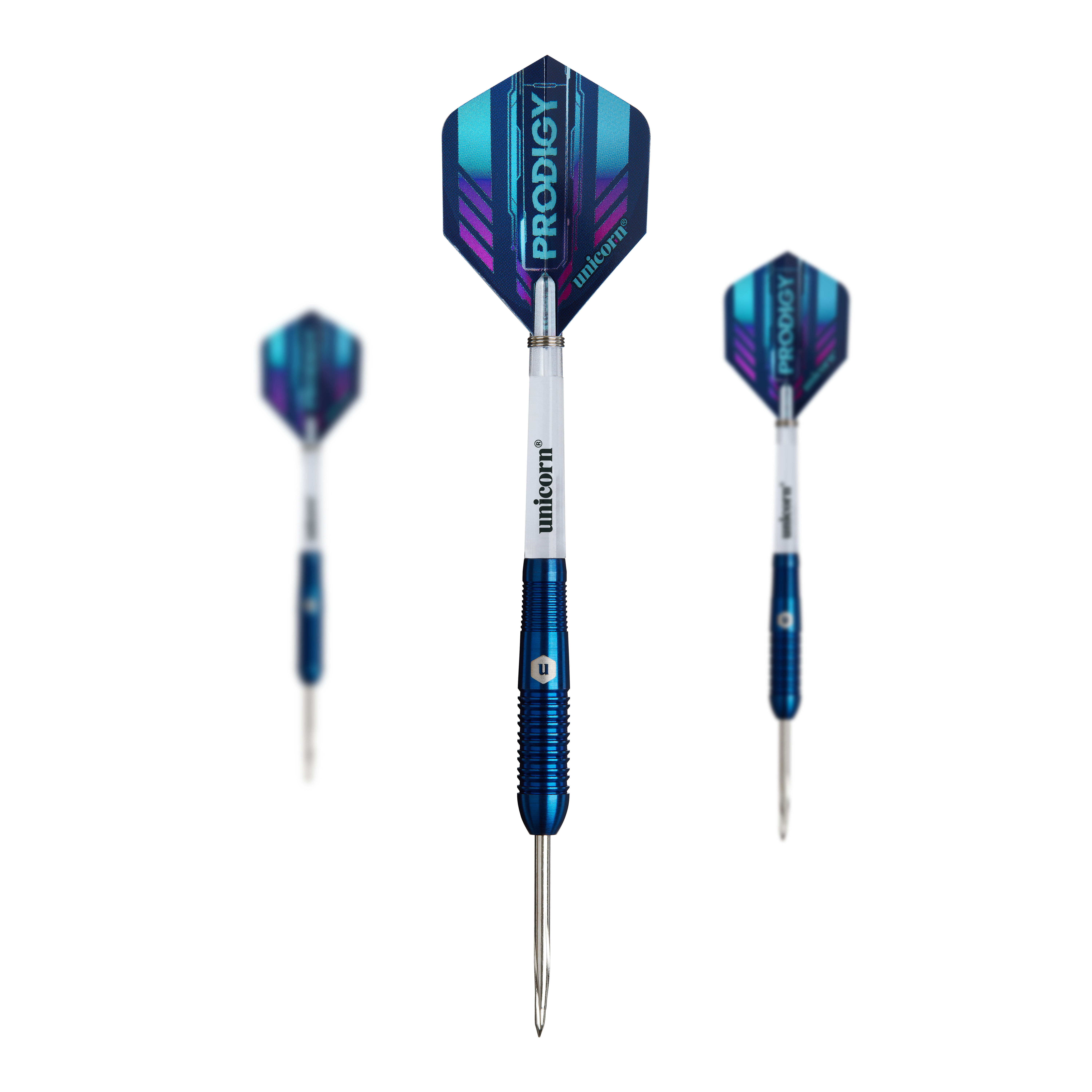 Šipky Unicorn Prodigy 02 Torpedo steel Das Bild zeigt drei "Unicorn Prodigy 02 Torpedo Steeldarts" mit blauen Flights und silber-blauen Schäften. Die Pfeile sind scharf und für das Steeldartspiel geeignet.