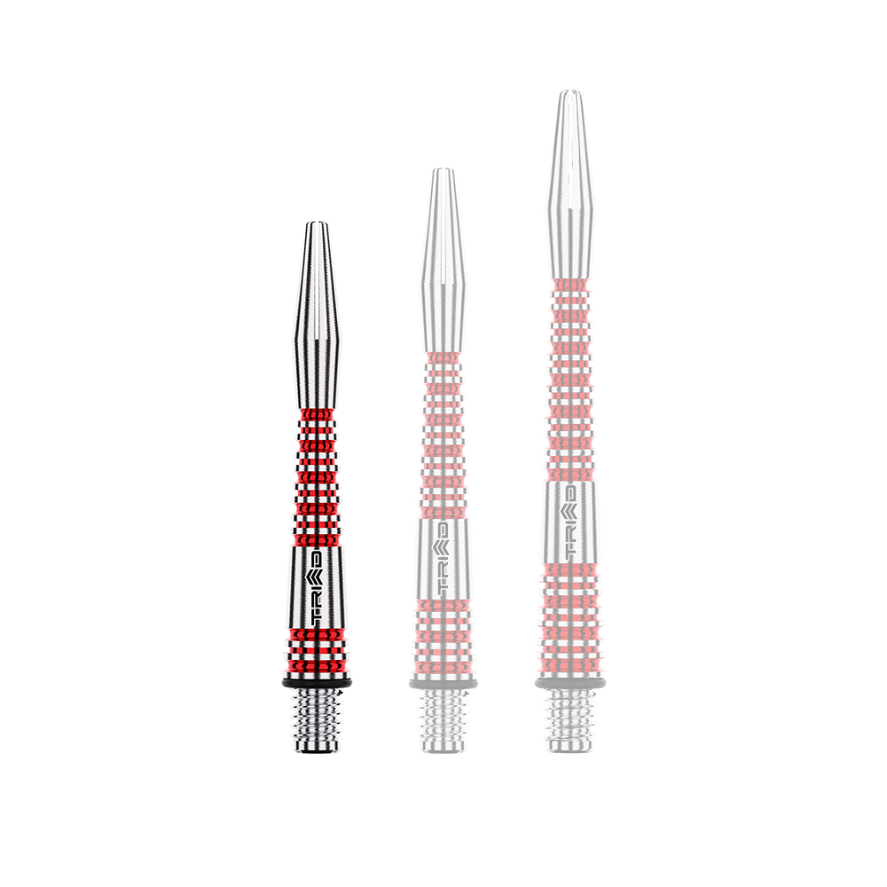 Das Bild zeigt drei verschieden lange, rot-silberne Aluminium-Dartschäfte. Sie haben ein geriffeltes Design und sind für den Gebrauch mit Dartpfeilen bestimmt.