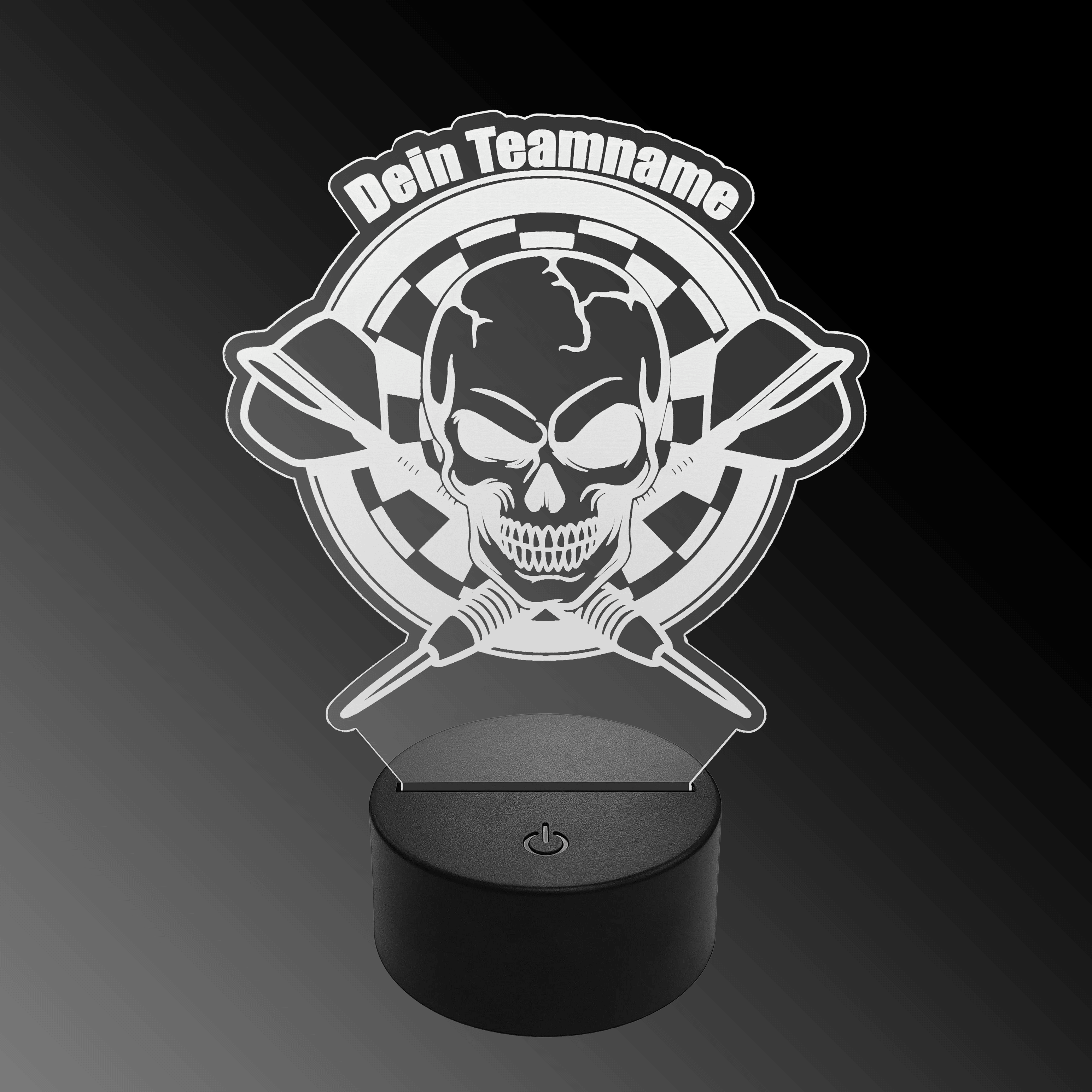 LED plexisklová šipková lampa s vlastním textem Das Bild zeigt eine LED-Lampe mit einem Plexiglas-Aufsatz in Form eines Totenkopfs vor einer Dartscheibe mit zwei gekreuzten Dartpfeilen. Oben steht der Schriftzug "Dein Teamname".