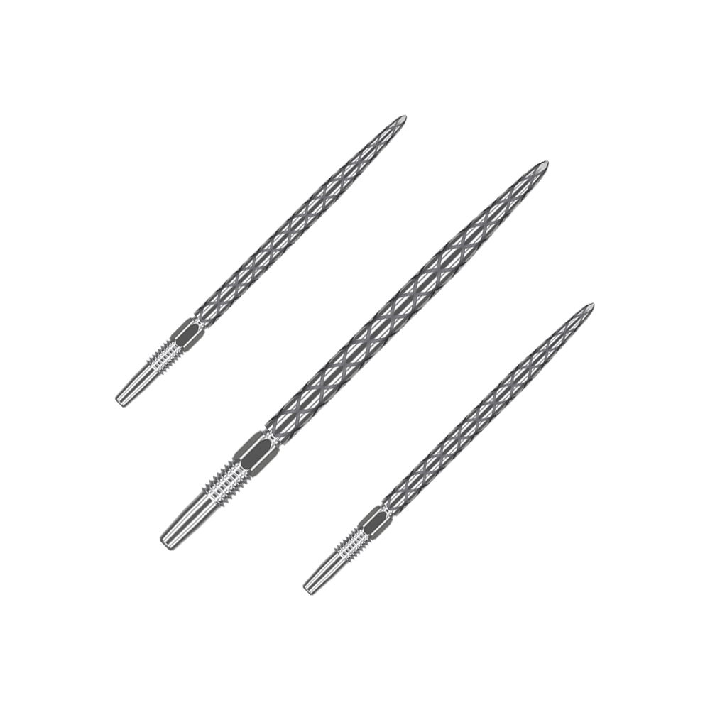 Zaměřte hroty šipek Swiss Diamond Pro Silver Points Das Bild zeigt drei silberne Dartspitzen mit einem Rautenmuster. Sie sind schmal und haben ein detailliertes, strukturiertes Design.