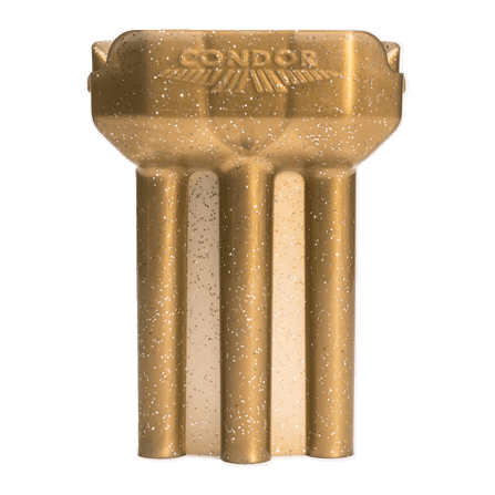 Pouzdro na šipky Condor DUAL Das Bild zeigt ein goldfarbenes Dartcase mit dem Schriftzug "CONDOR" und einem Flügelmuster darauf. Das Etui hat drei einzelne Fächer für Darts.