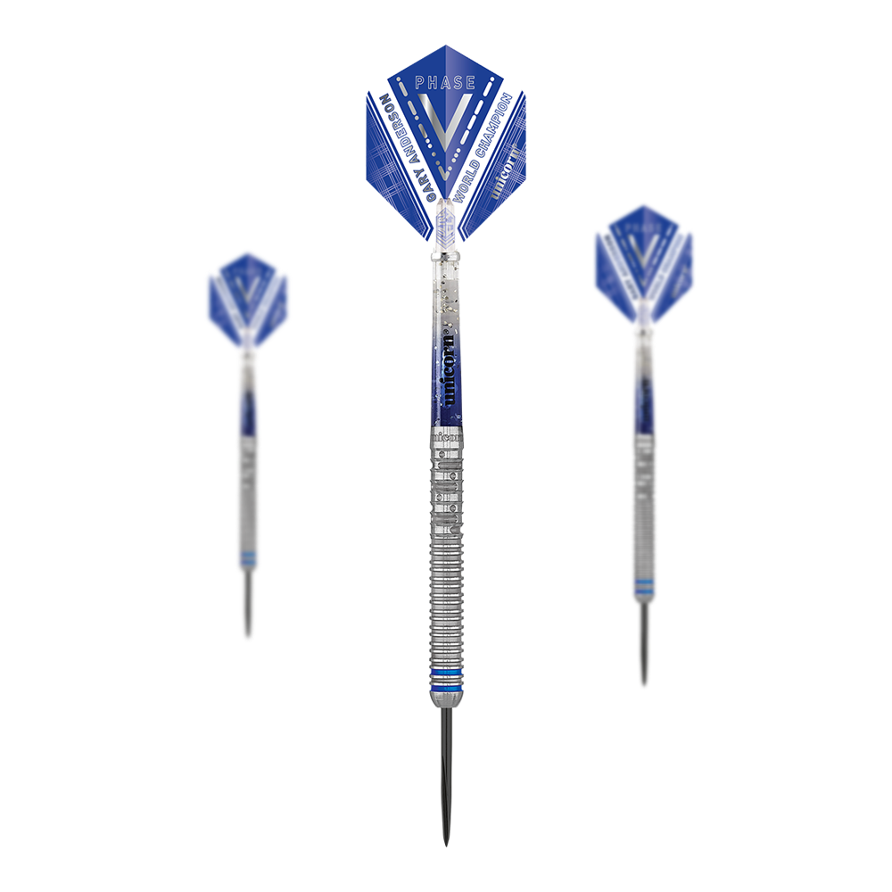 Unicorn W.C. Gary Anderson Phase 5 Steeldarts Das Bild zeigt drei Steeldarts des Modells "Unicorn W.C. Gary Anderson Phase 5". Die Darts haben blaue Flights und silberne Griffe mit eingraviertem Muster.
