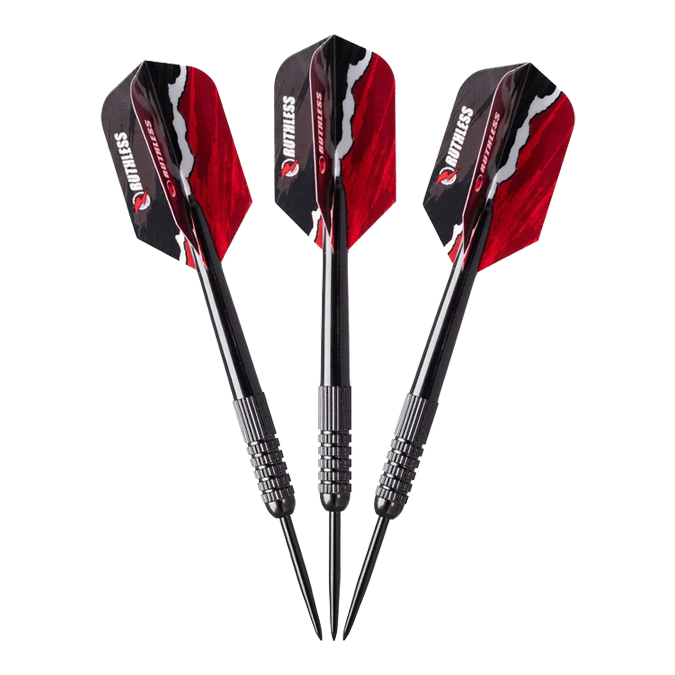 Sada mini terčů na stolní počítače Ruthless Das Bild zeigt drei Darts aus dem Ruthless Mini Desktop Dartboard Set. Die Darts haben schwarze Spitzen und auffällige schwarz-rote Flights.