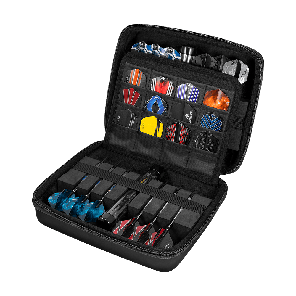 JD7023_Mission_Jack_Daniels_Luxor_Dartcase_4 Das Bild zeigt das Mission Jack Daniels Luxor Dartcase, das offen dargestellt ist. Im Inneren sind verschiedene Dartflights und Dartpfeile ordentlich sortiert und sicher verstaut.