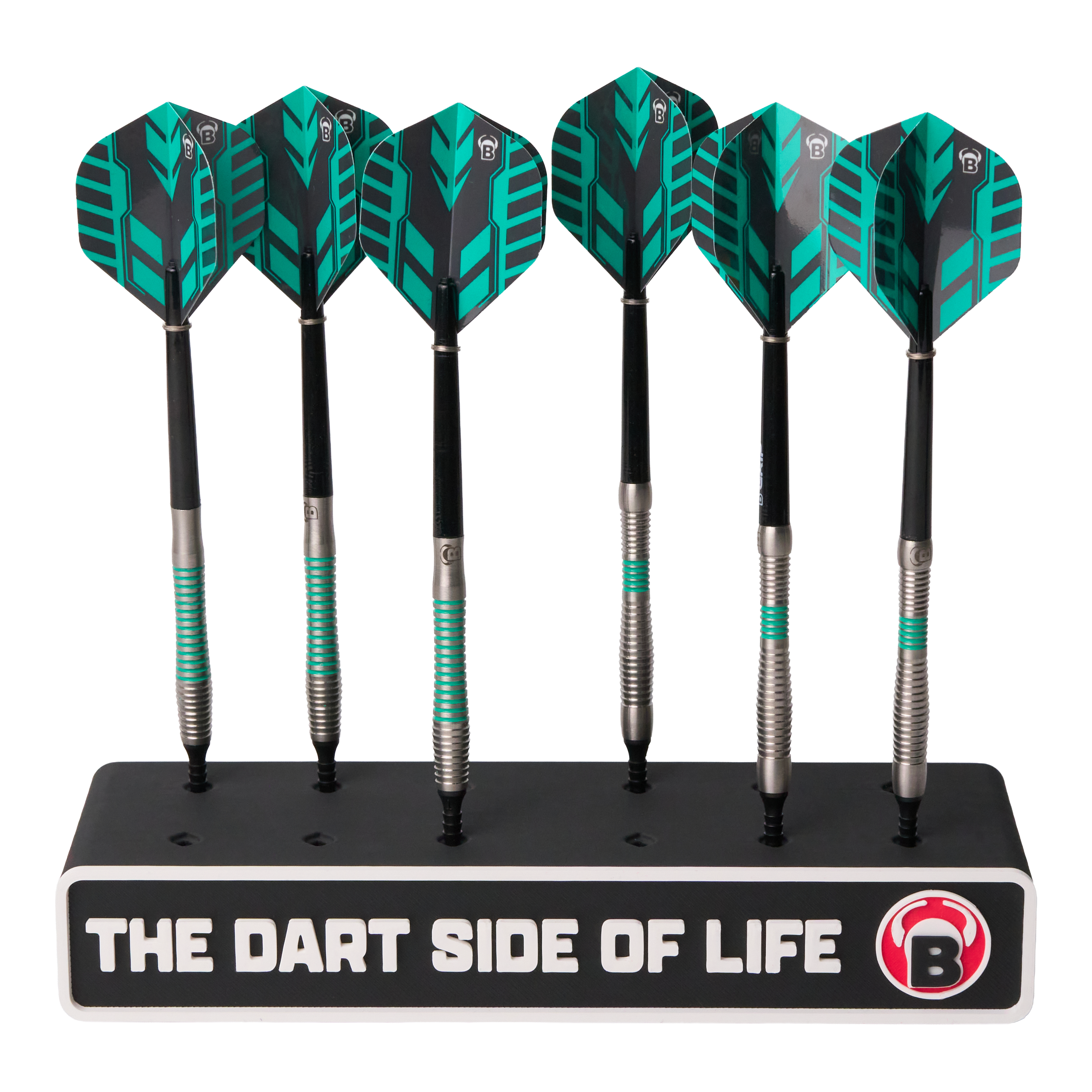 Das Bild zeigt sechs Dartpfeile in einem schwarzen Ständer. Auf dem Ständer steht der Schriftzug „THE DART SIDE OF LIFE“ mit einem roten B-Logo.