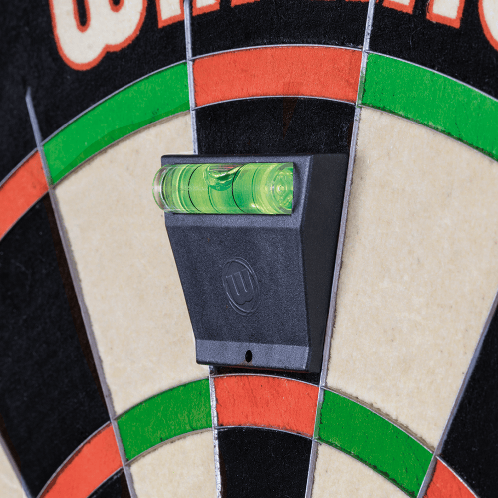 3032_Winmau_Blade_6_TripleCore_Steeldartboard_5tLvtGjToCdEWS Das Bild zeigt ein Detail des Winmau Blade 6 TripleCore Steeldartboards mit einer Wasserwaage zur Ausrichtung. Die bunten Segmente des Dartboards sind deutlich zu erkennen.