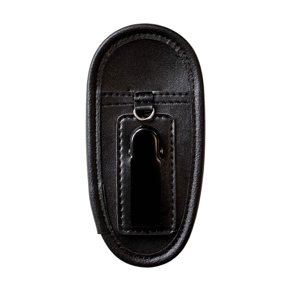 724_McDart_Pouch_Dartk-cher_2 Das Bild zeigt den "McDart Pouch Dartköcher" in schwarzer Farbe. Er hat eine ovale Form und ist auf der Rückseite mit einem Clip zur Befestigung ausgestattet.