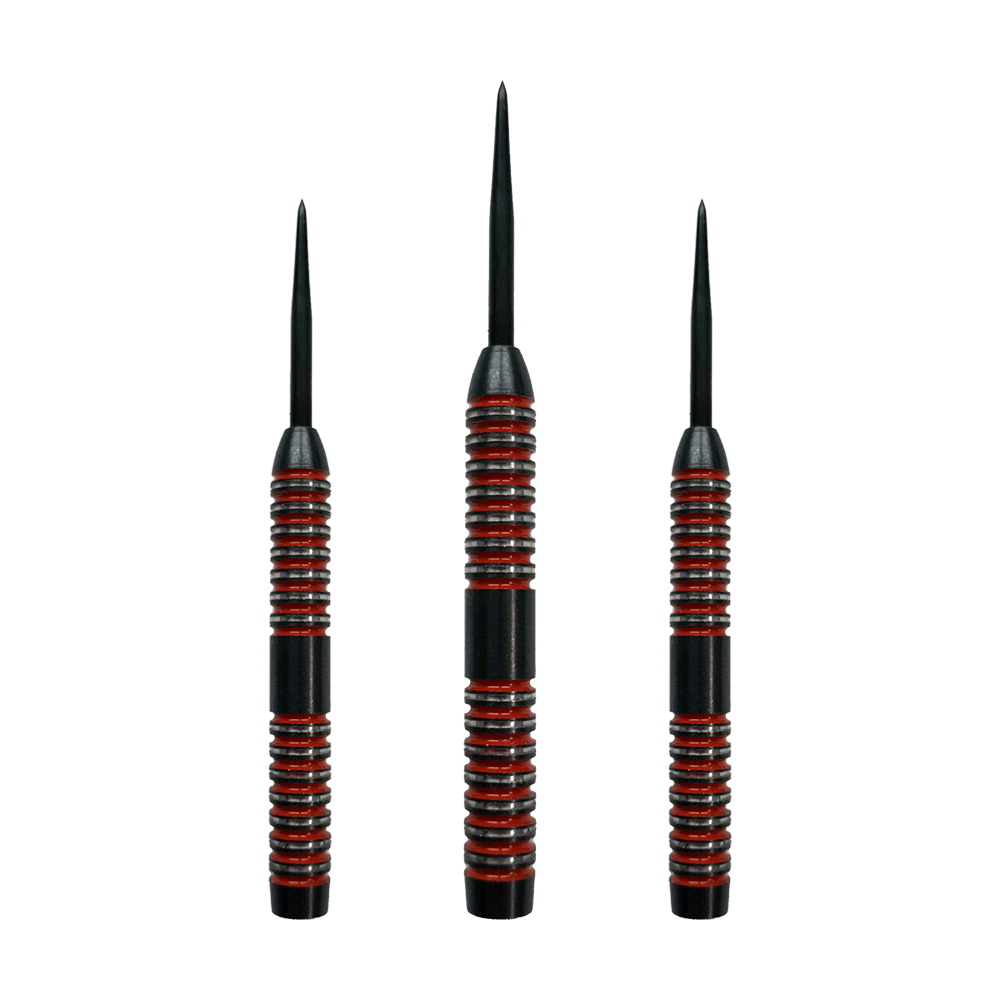 Sudy McDart Crimson Steeldart Das Bild zeigt drei McDart Crimson Steeldart Barrels mit schwarzen und roten Rillen. Sie stehen nebeneinander aufrecht mit den Spitzen nach oben.