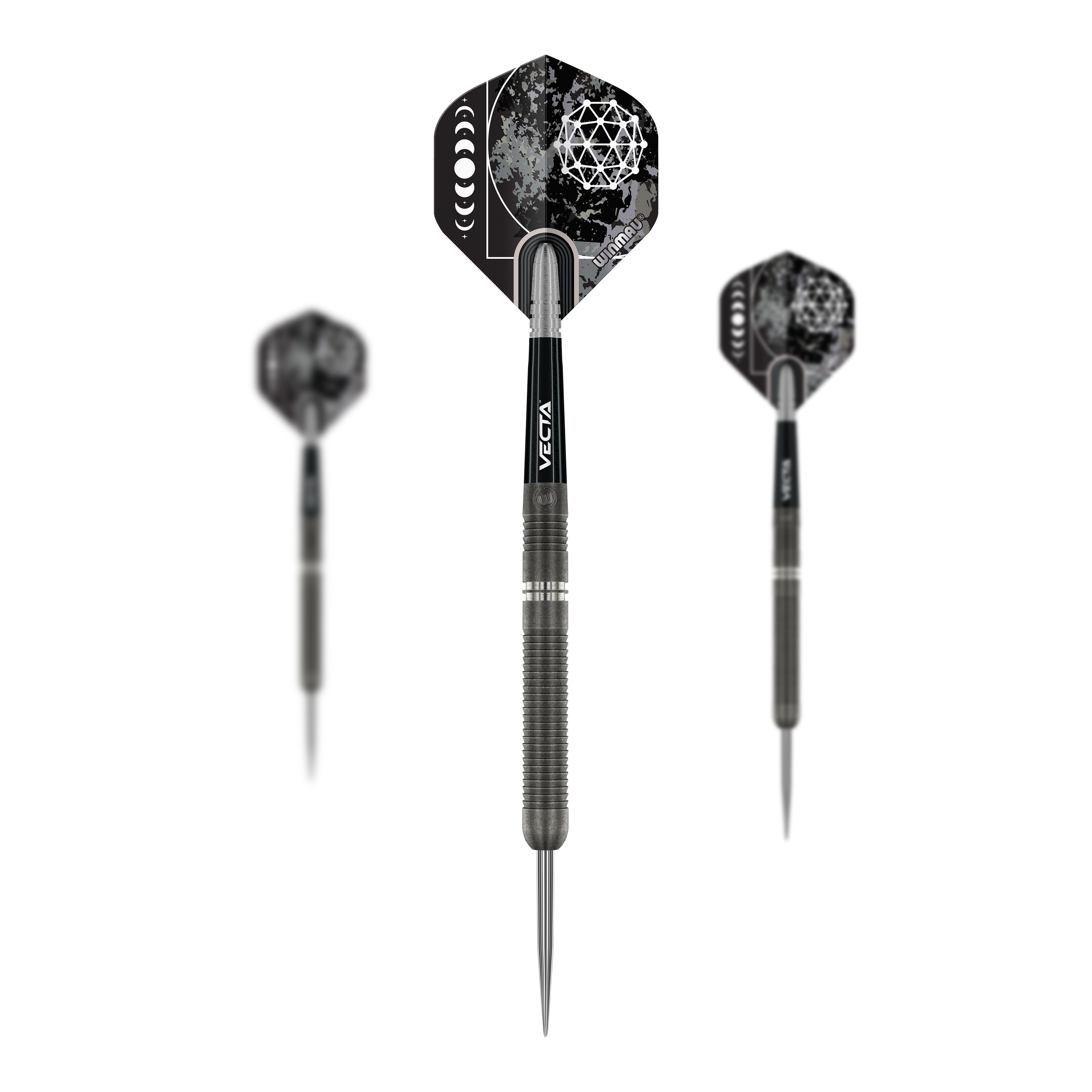 Winmau Callisto 01 Steeldarts Das Bild zeigt drei Winmau Callisto 01 Steeldarts mit einem modernen, schwarzen Design. Die Flights haben ein geometrisches Muster in Weiß und Grau.