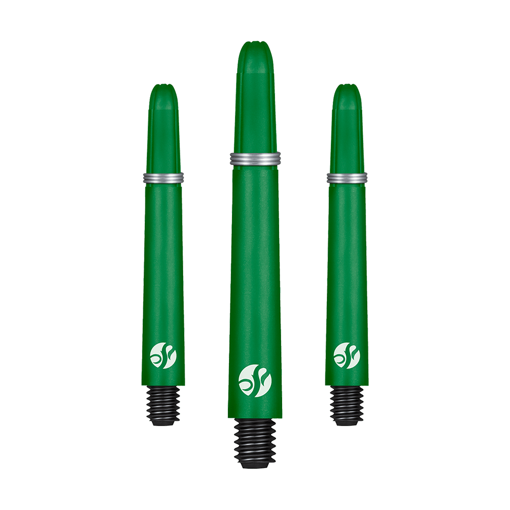 Karbonové násady Shot Koi - zelené Auf dem Bild sind drei grüne Dartschäfte mit schwarzen Gewinden zu sehen. Sie haben silberne Ringe und ein weißes Logo am unteren Ende.