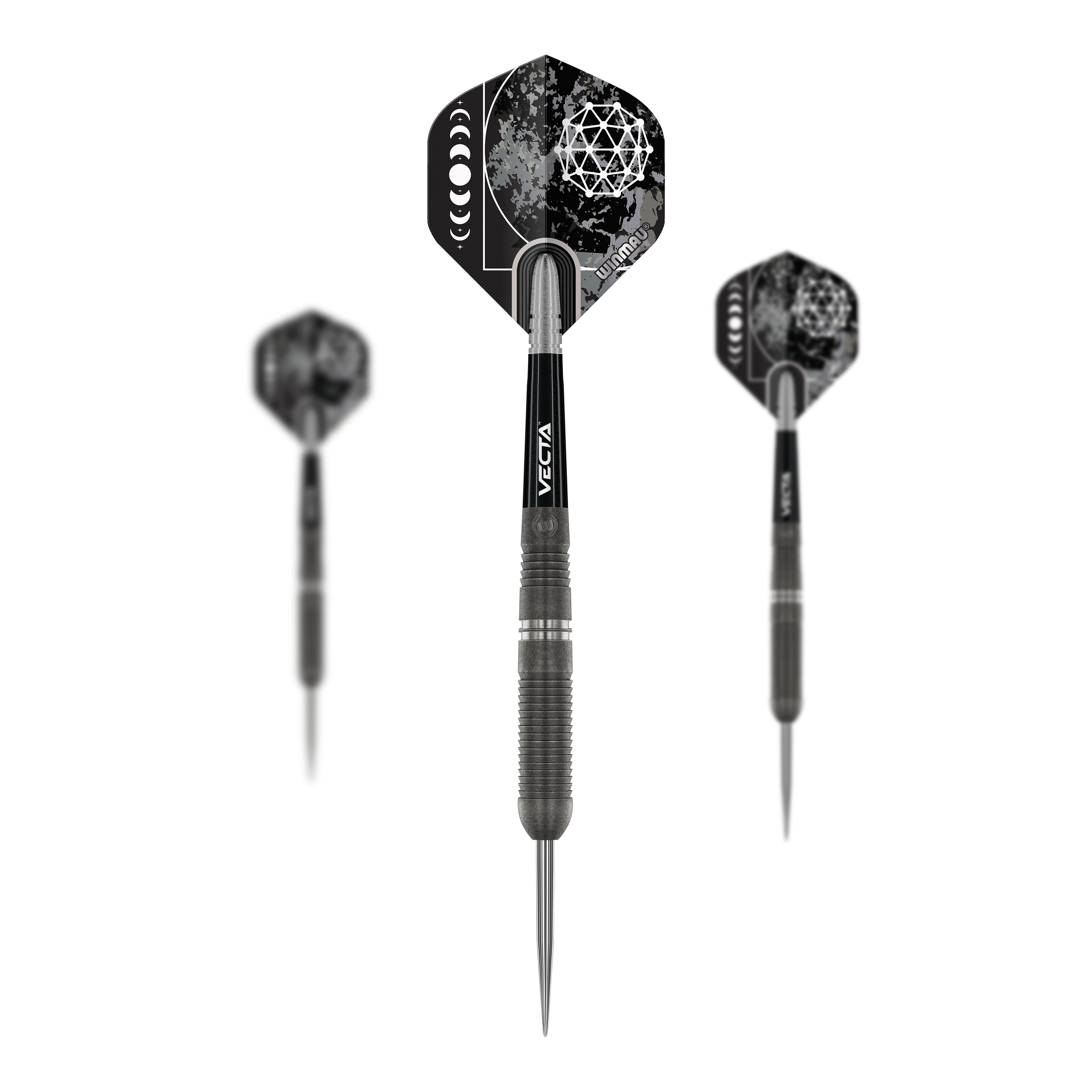 Winmau Callisto 03 Steeldarts Auf dem Bild sind drei Winmau Callisto 03 Steeldarts zu sehen. Die Pfeile haben ein modernes, dunkles Design mit geometrischen Mustern auf den Flights.