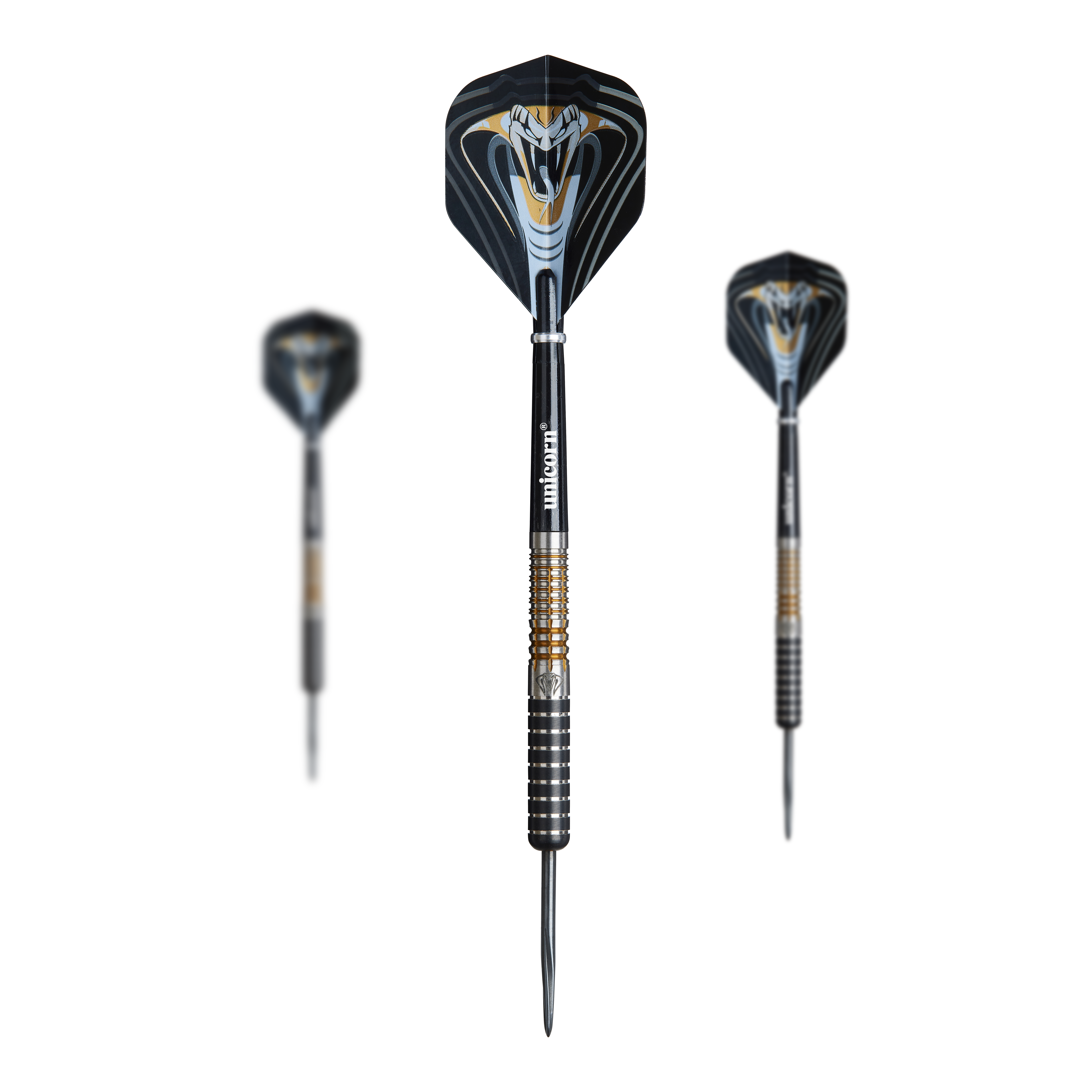 Ocelové šipky Unicorn Maestro Jeffrey De Zwaan fáze 3 Auf dem Bild sind drei Steeldarts des Modells "Unicorn Maestro Jeffrey De Zwaan Phase 3" zu sehen. Die Darts haben schwarze Flights mit einem auffälligen, weißen Kobramotiv.