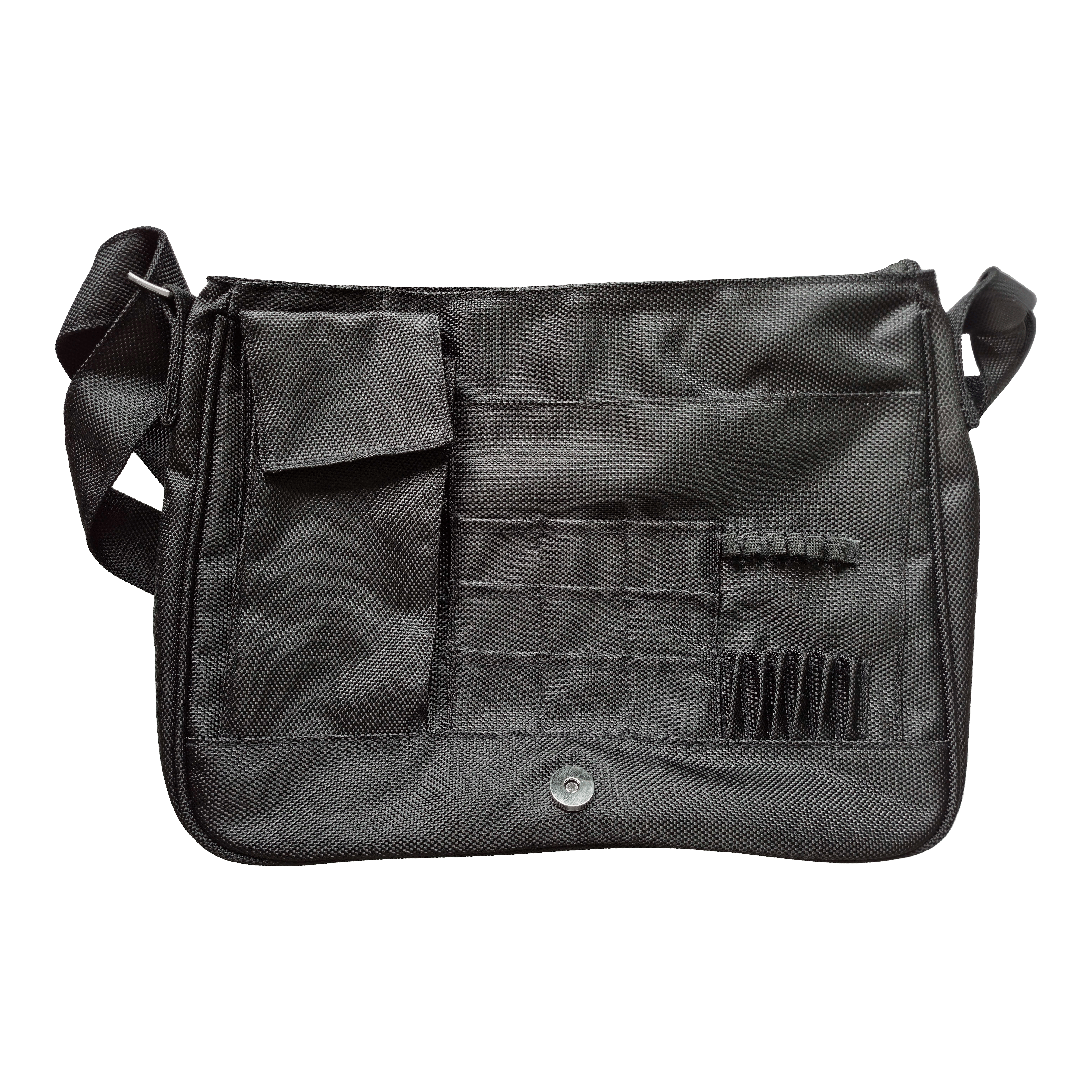 Taška na šipky DataDart Team - černá Die Abbildung zeigt die DataDart Team Darttasche in Schwarz. Die Tasche verfügt über mehrere Fächer und Halterungen zur Aufbewahrung von Dartzubehör.