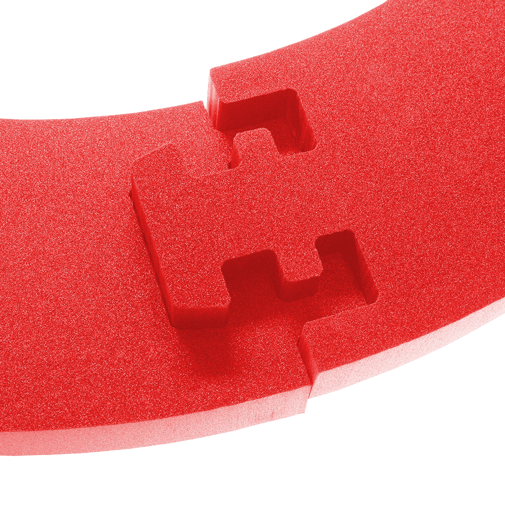 DBSrot2020_McDart_Catchring_Premium_Made_in_Germany_Edition_2020_Rot_4 Das Bild zeigt einen roten Catchring aus Schaumstoff mit einer Steckverbindung. Es handelt sich um das Produkt „McDart Catchring Premium Rot - Made in Germany Edition“.