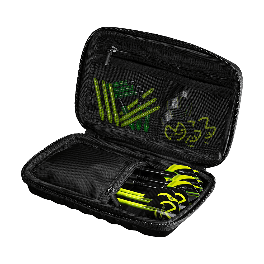 8331_Winmau_MvG_Tour_Edition_Dartcase_2 Das Bild zeigt das Winmau MvG Tour Edition Dartcase, das geöffnet ist. Im Inneren befinden sich mehrere Darts und Zubehörteile, wie Flights und Shafts, ordentlich sortiert.