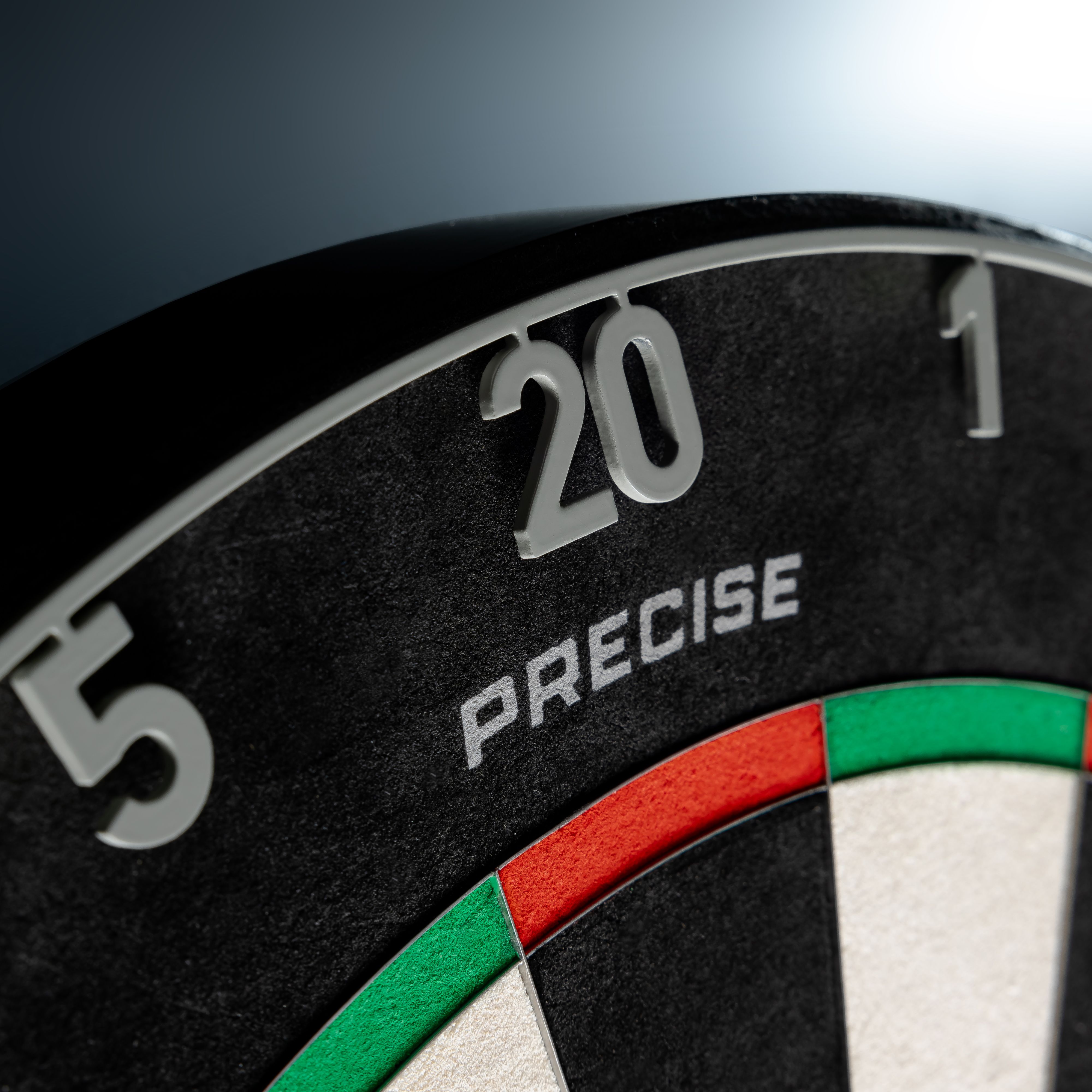 Das Bild zeigt das Precise 180 Endorphine Steeldartboard mit Nummernring in Nordic Grey. Dieses Produkt zeichnet sich durch seine hochwertige Verarbeitung aus.