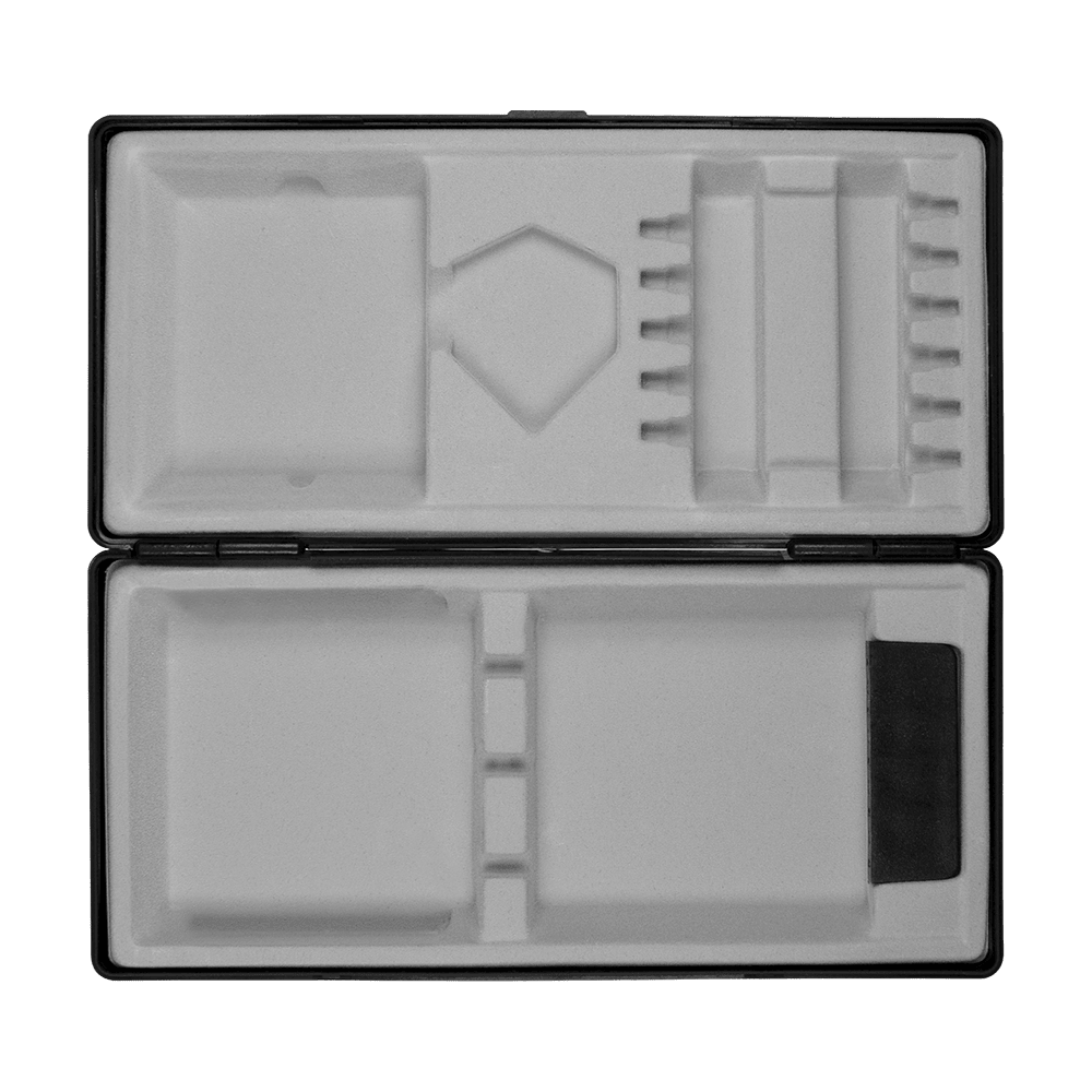 ABS krabice s vlastním potiskem Das Bild zeigt eine geöffnete schwarze Box mit mehreren Fächern und Einteilungen. Die Innenausstattung besteht aus hellem Schaumstoff, der zur sicheren Aufbewahrung verschiedener Gegenstände dient.