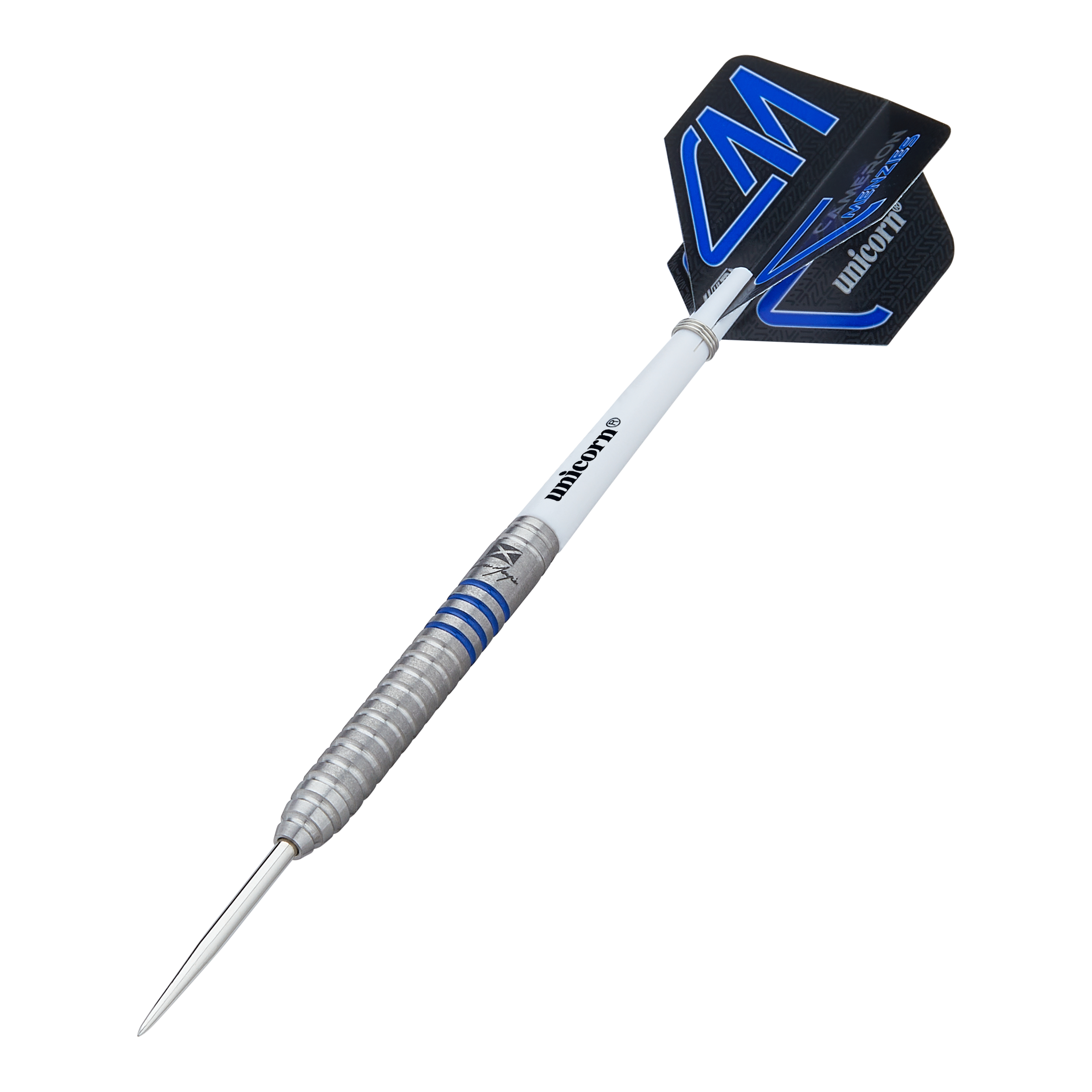 Ocelové šipky Unicorn Contender Cameron Menzies - 23g Auf dem Bild ist ein Steeldart mit silbernem, gerilltem Barrel und blauen Akzenten zu sehen. Das Flight trägt die Aufschrift "Unicorn Contender Camerion Menzies" und das Dart wiegt 23 Gramm.