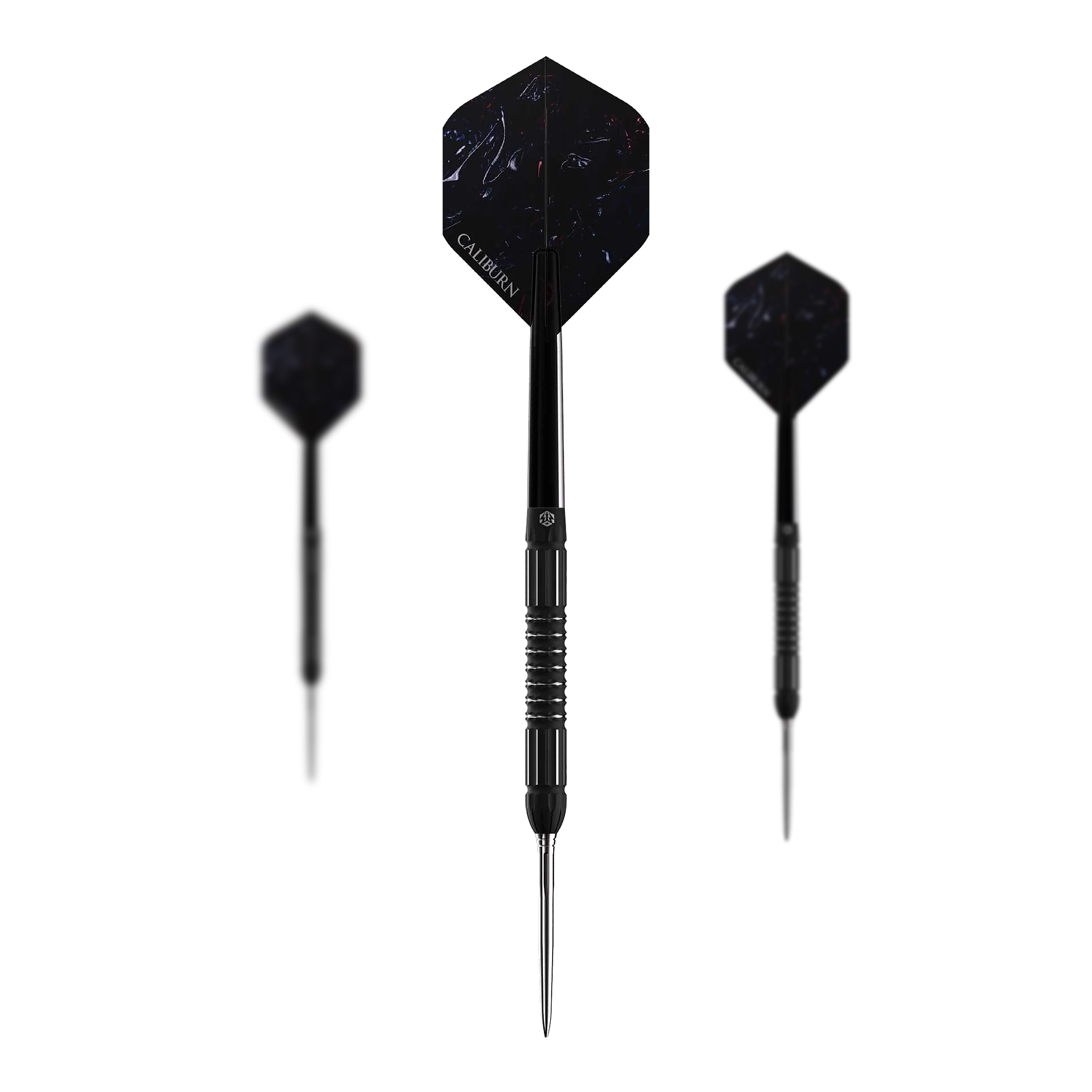 Das Bild zeigt drei schwarze Steeldarts des Produkts „Caliburn Sword S2 Steeldarts“. In der Mitte ist ein Dartpfeil von vorne zu sehen, links und rechts sind sie von der Seite dargestellt.