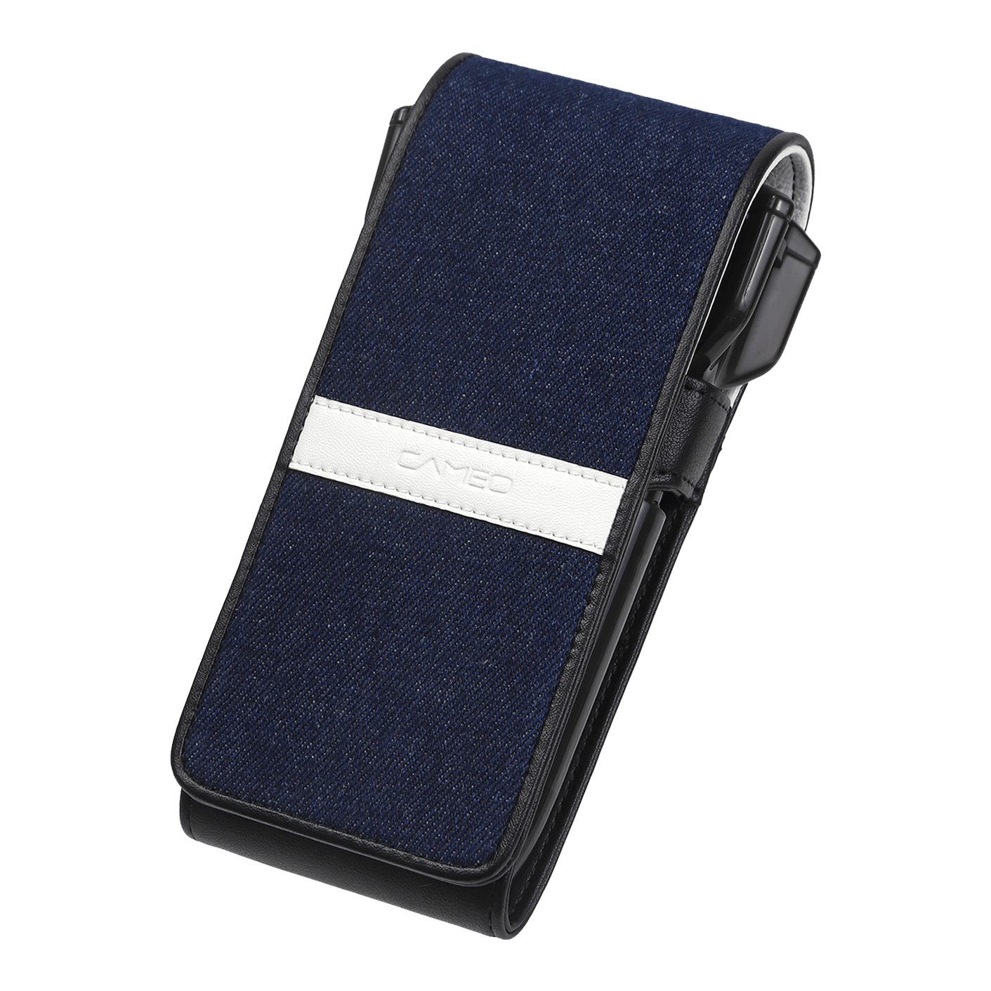 Pouzdro na šipky Cameo Thread Auf dem Bild ist ein elegantes Dart-Etui mit dunkelblauer Stoffoberfläche und einem weißen Streifen in der Mitte zu sehen. Das Etui hat eine rechteckige Form und eignet sich ideal zur Aufbewahrung von Darts.