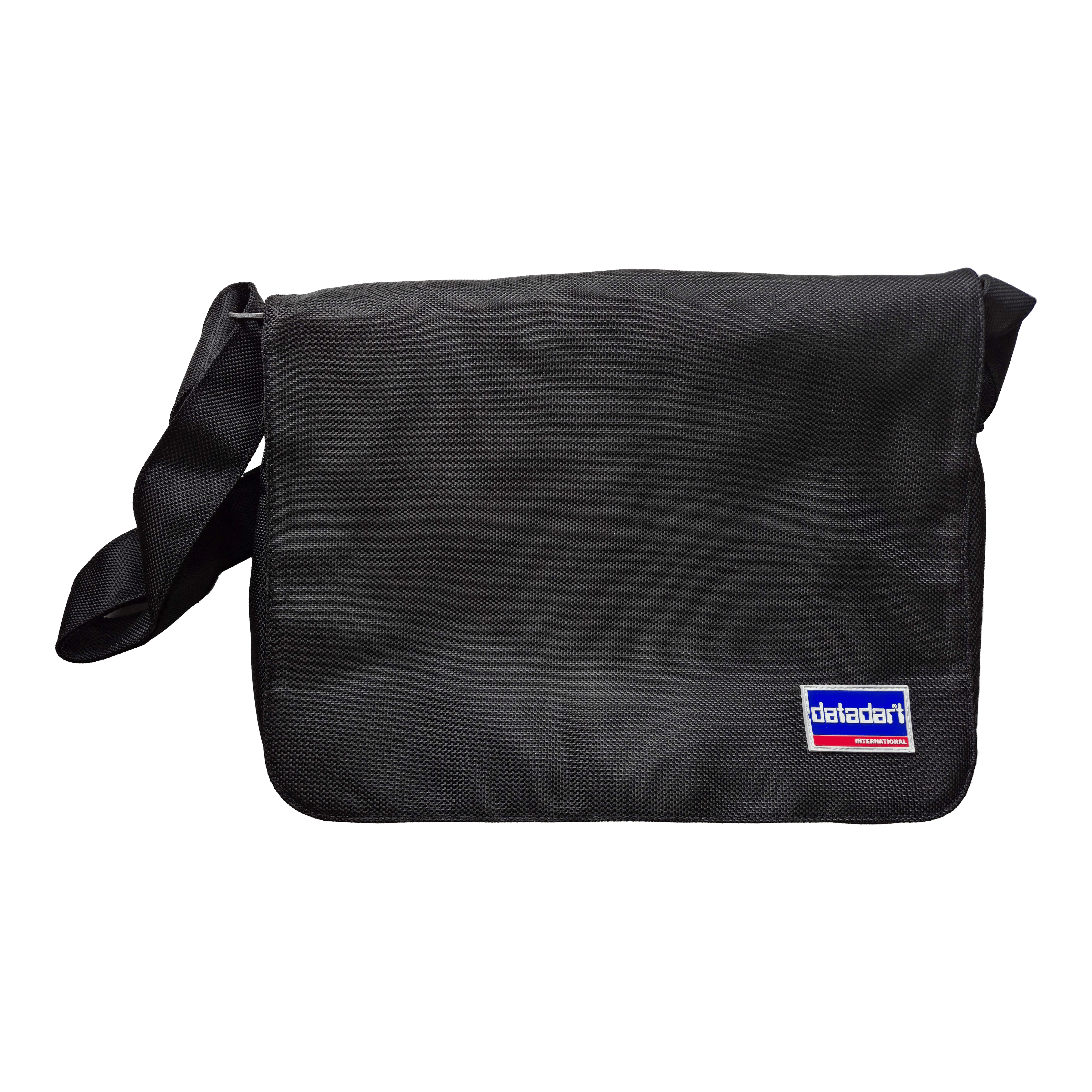 Taška na šipky DataDart Team - černá Diese Abbildung zeigt die DataDart Team Darttasche in Schwarz. Die Tasche hat einen Schultergurt und ein kleines DataDart-Logo auf der Vorderseite.