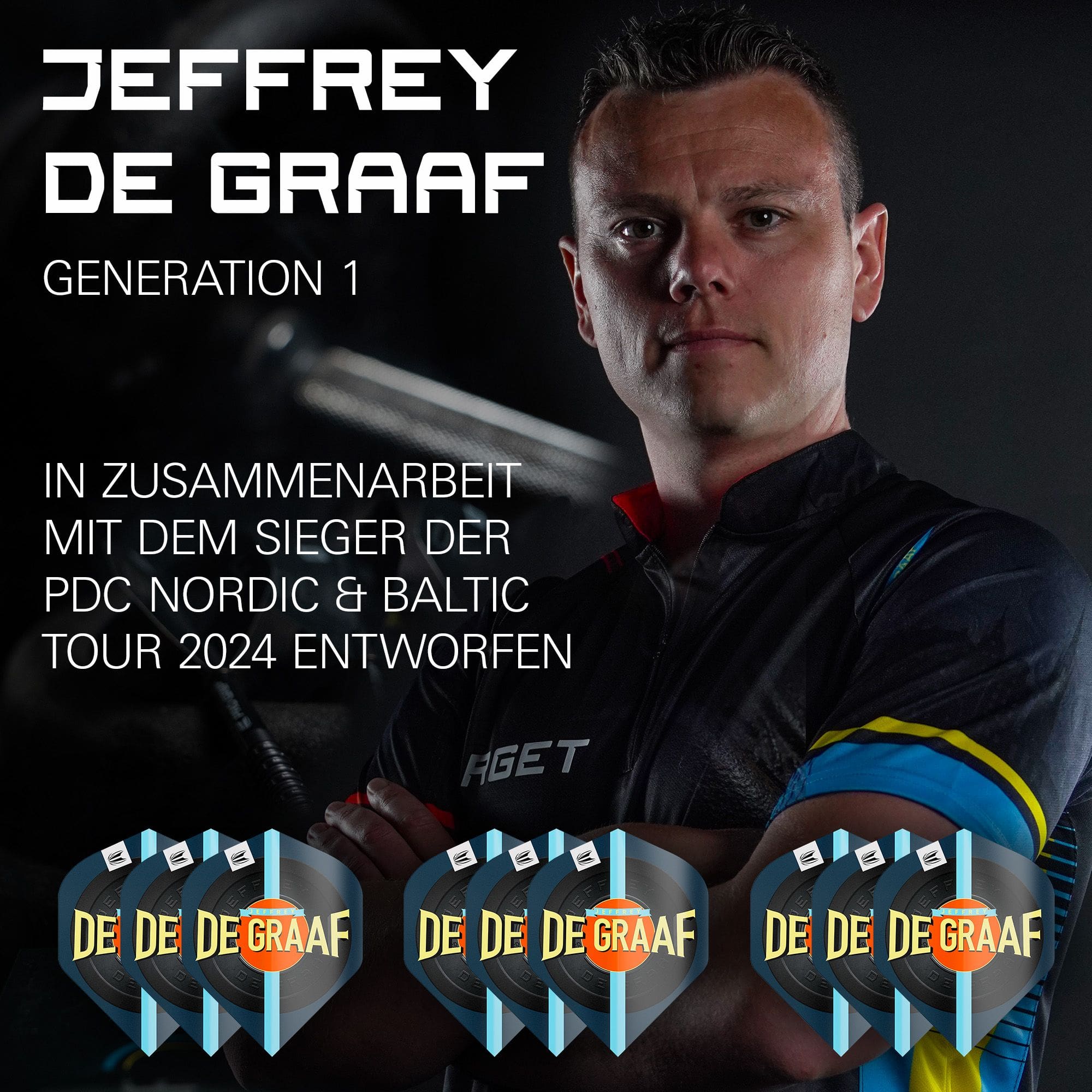 Target Pro Ultra Jeffrey De Graaf GEN1 No2 Standardní letky - 3 sady Das Bild zeigt Jeffrey de Graaf neben dem Produkt "Target Pro Ultra Jeffrey De Graaf GEN1 No2 Standard Flights - 3 Sets". Unten im Bild sind die drei Sätze der Flights mit dem Aufdruck "DE GRAAF" zu sehen.