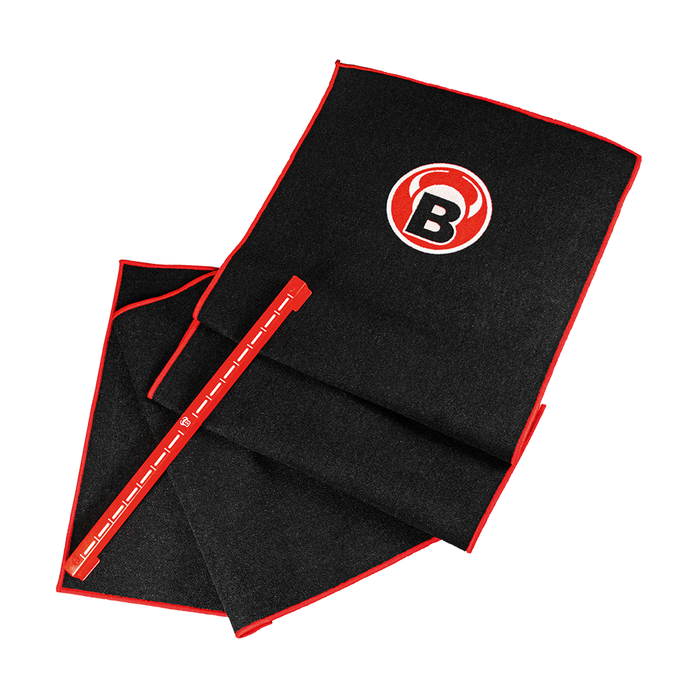 67831_Bulls_Oky_System_Teppich_mit_Metall_Oche_O66_1 Das Bild zeigt das Bulls Oky System Set, bestehend aus einem schwarzen Teppich mit rotem Rand und einem Metall Oche. Auf dem Teppich ist ein rundes Logo mit einem "B" zu sehen.