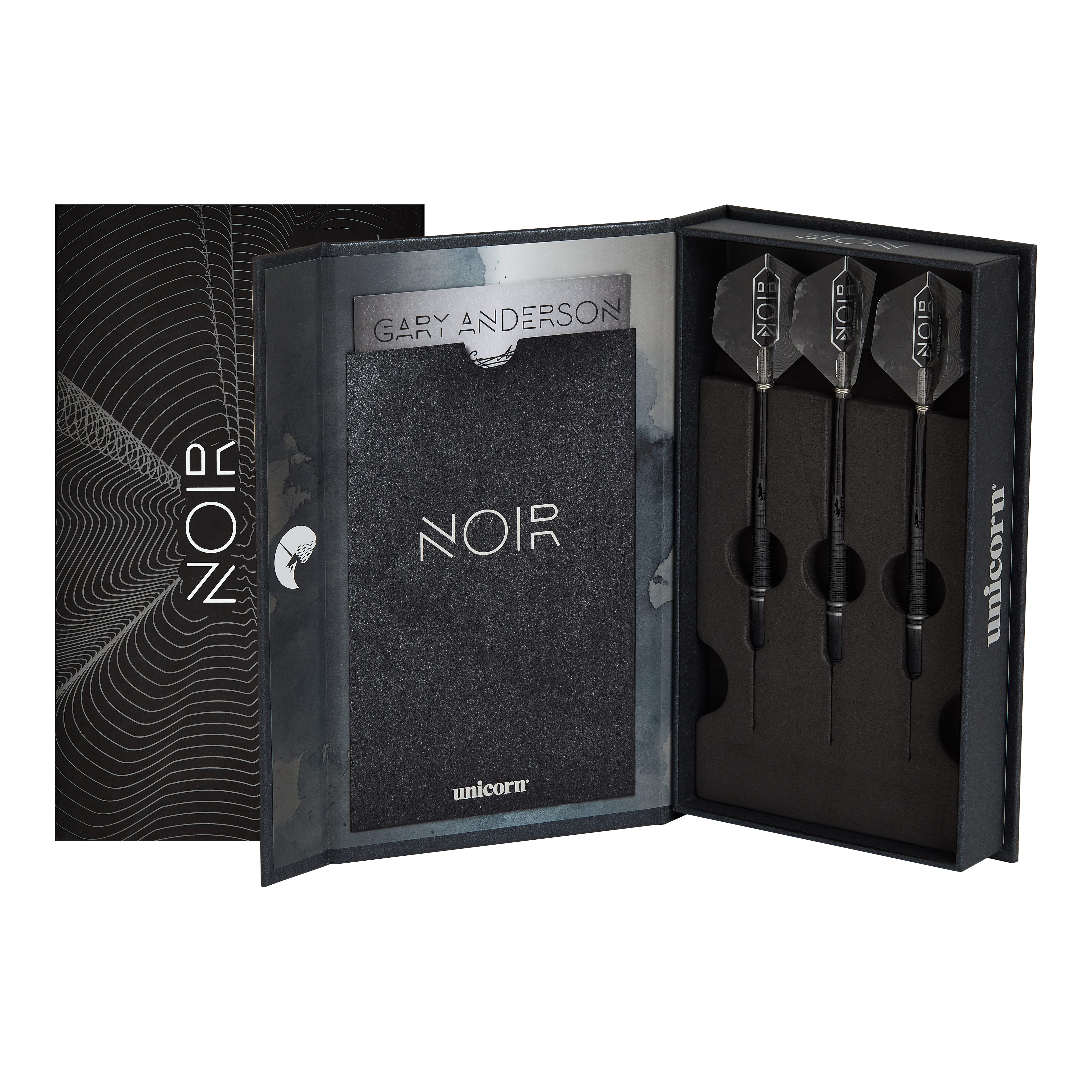 Šipky Unicorn World Champion Gary Anderson Noir Phase 6 Soft Das Bild zeigt eine elegante schwarze Verpackung mit der Aufschrift "NOIR", in der drei Softdarts ordentlich eingelegt sind. Es handelt sich um das Produkt "Unicorn World Champion Gary Anderson Noir Phase 6 Softdarts".