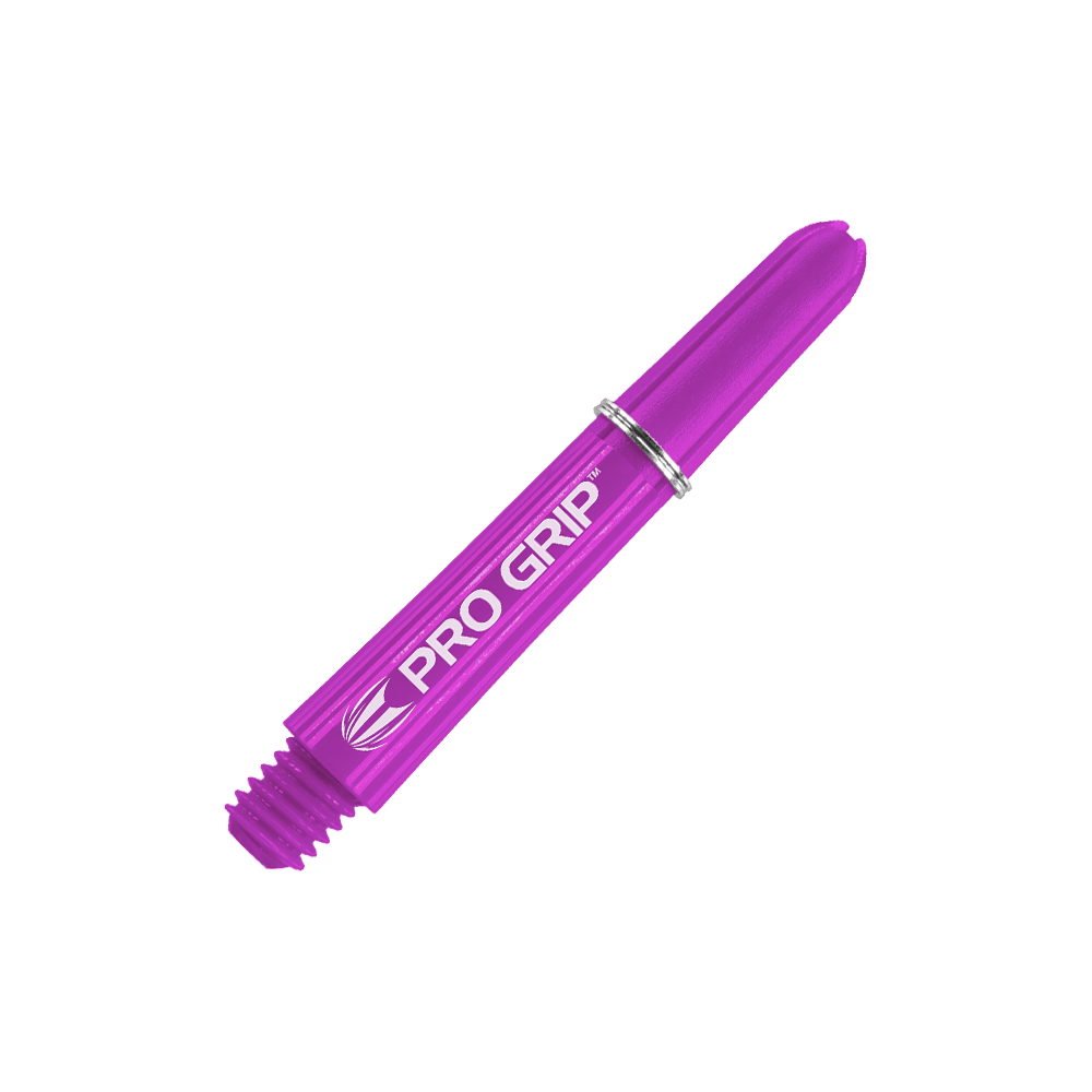Target Pro Grip Shafts – 3 sady – fialová Dies ist ein lila Dart-Schaft mit der Aufschrift "PRO GRIP". Er hat eine Länge von 34 mm und einen silbernen Ring.