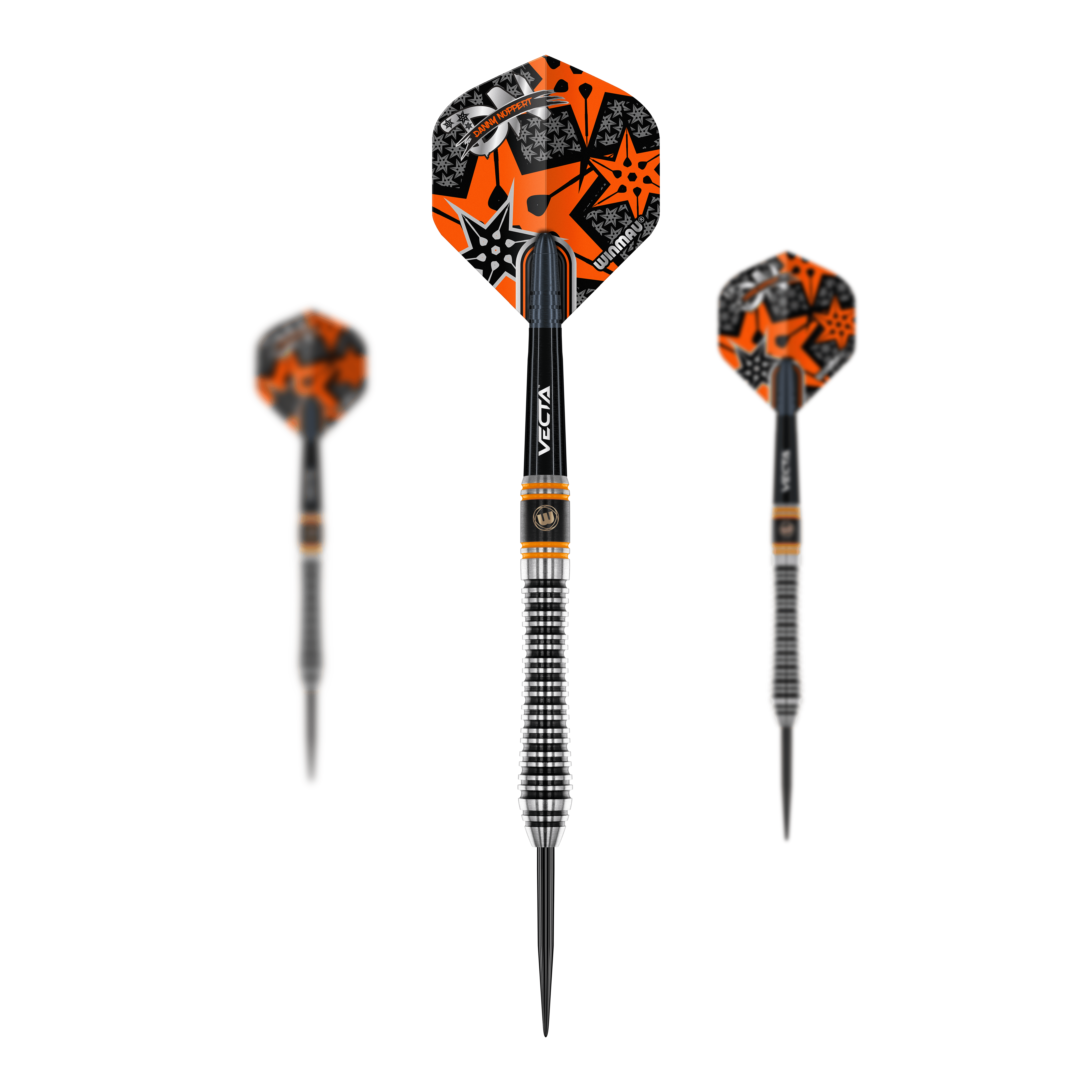 Ocelové šipky Winmau Danny Noppert Signature Edition 2 Das Bild zeigt drei Winmau Danny Noppert Signature Edition 2 Steeldarts. Die Darts haben auffällige Flights in Orange und Schwarz mit Sternmustern.