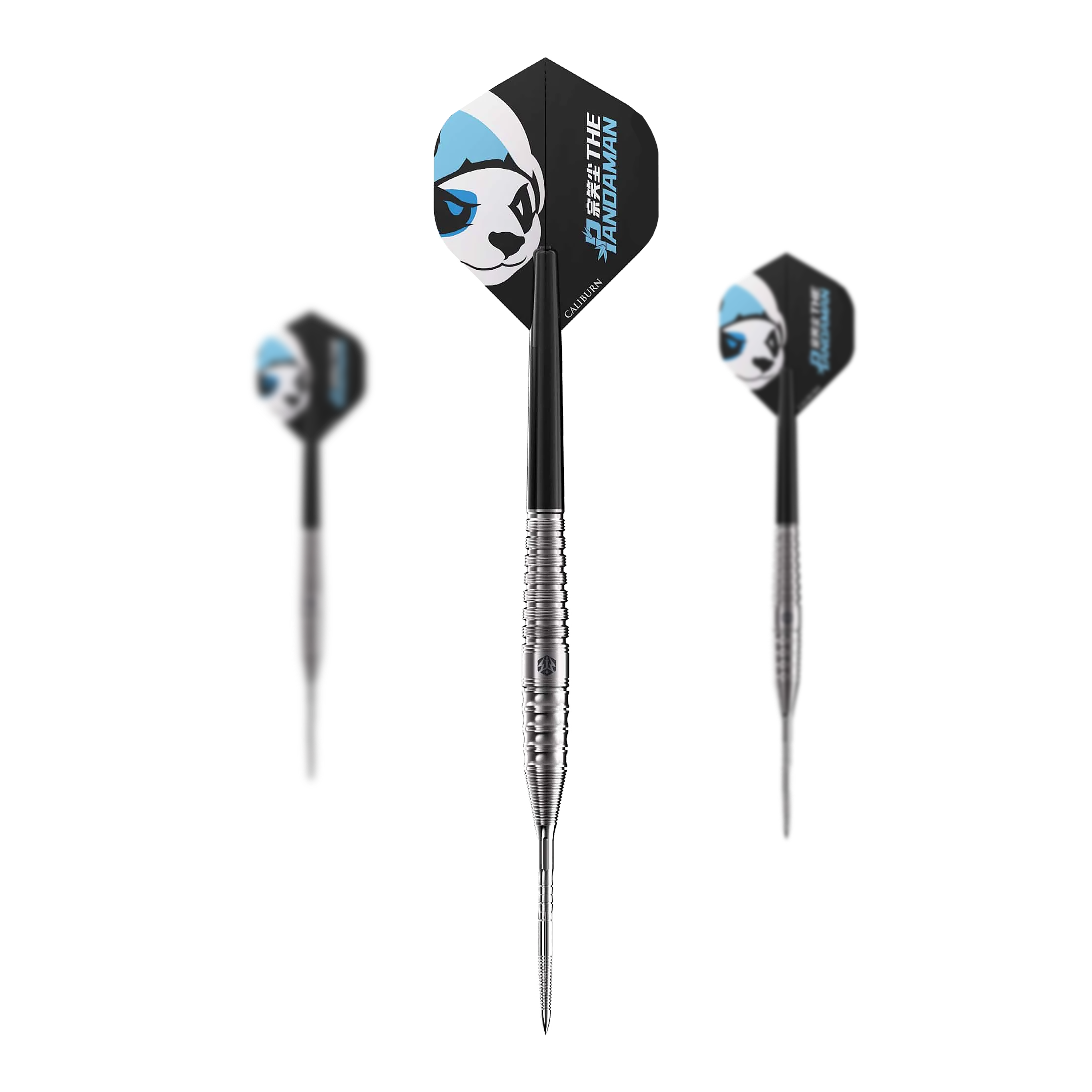 Das Bild zeigt drei Steeldarts des Produkts "Caliburn Player The Pandaman Essential Steeldarts - 23g". Auf den Flights ist ein Panda-Gesicht mit blauen Akzenten abgebildet.