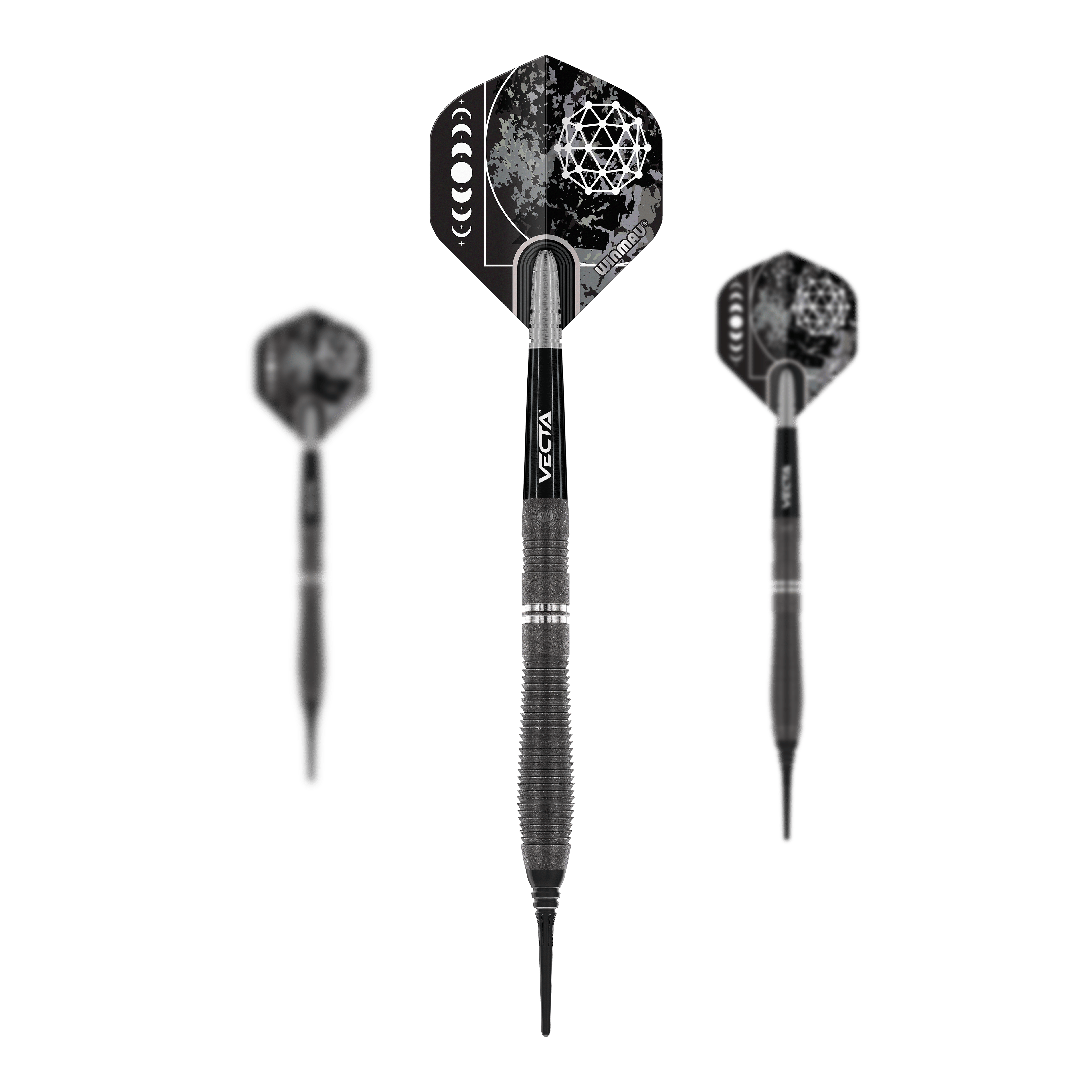 Měkké šipky Winmau Callisto 02 - 20g Das Bild zeigt drei Softdarts des Modells "Winmau Callisto 02" mit einem Gewicht von 20g. Die Darts sind schwarz mit silbernen Details und haben auffällige Flights mit geometrischem Muster.
