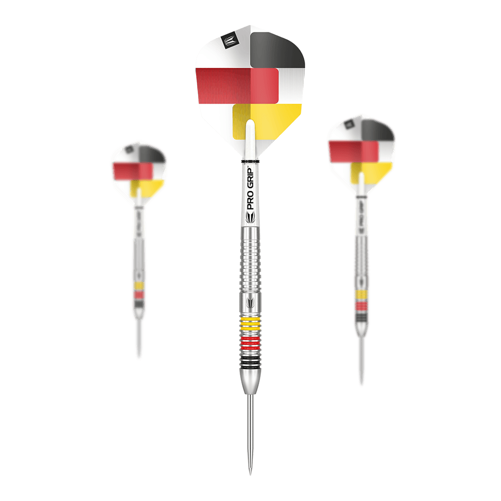 Terč Gabriel Clemens 80% ocelové šipky Das Bild zeigt drei Steeldarts der Marke "Target Gabriel Clemens 80%". Die Flights sind mit den Farben der deutschen Flagge gestaltet und die Barrels haben farbige Ringe.