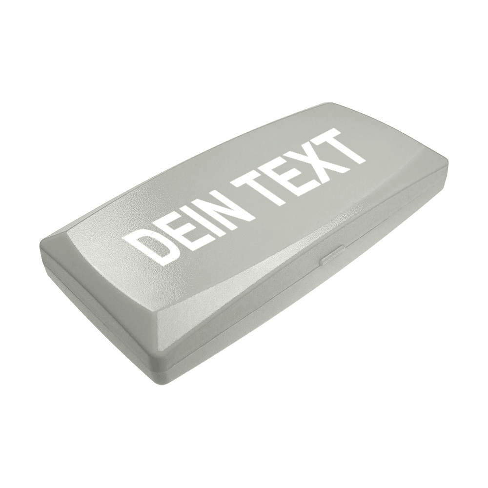 ABS krabice s vlastním potiskem Auf dem Bild ist eine graue Kunststoffbox zu sehen. Auf dem Deckel steht in großen weißen Buchstaben "DEIN TEXT".